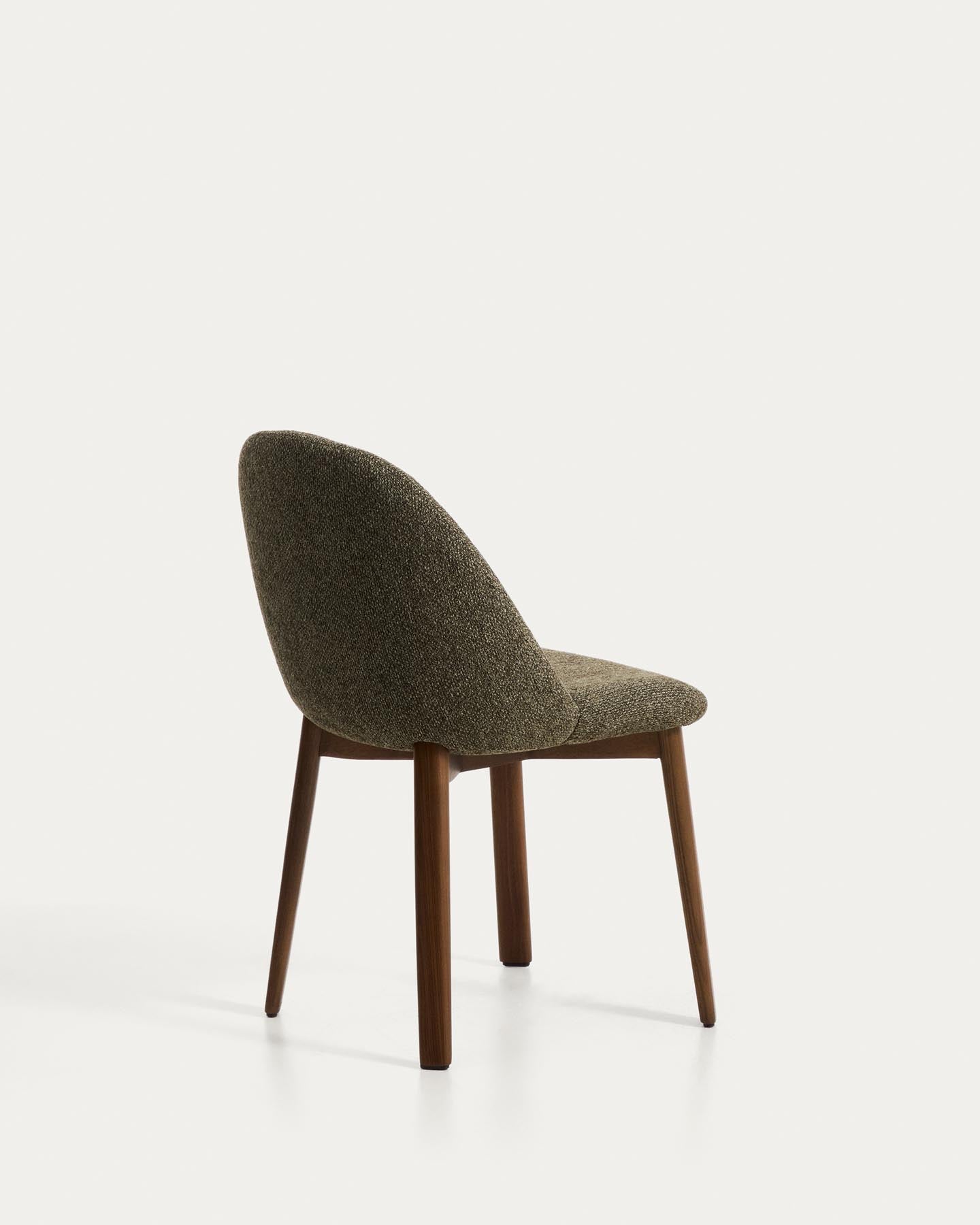 Stuhl Meila mit grüner Chenille und Beinen aus massivem Eschenholz mit Nussbaumfinish in Grün präsentiert im Onlineshop von KAQTU Design AG. Stuhl ist von Kave Home