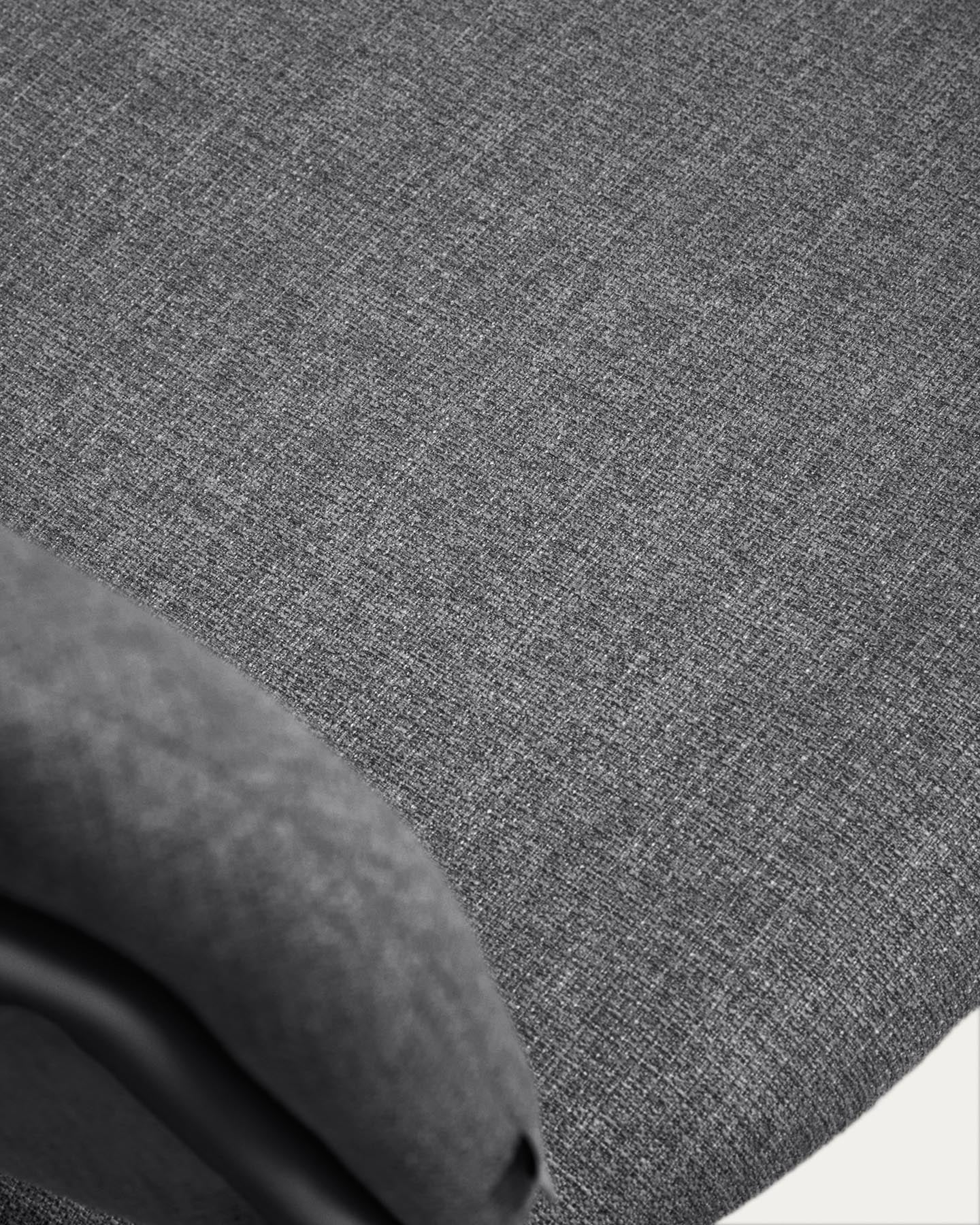 Stapelbarer Stuhl Meli mit grauer Chenille und grauen Metallbeinen FSC Mix Credit in Grau präsentiert im Onlineshop von KAQTU Design AG. Stuhl ist von Kave Home
