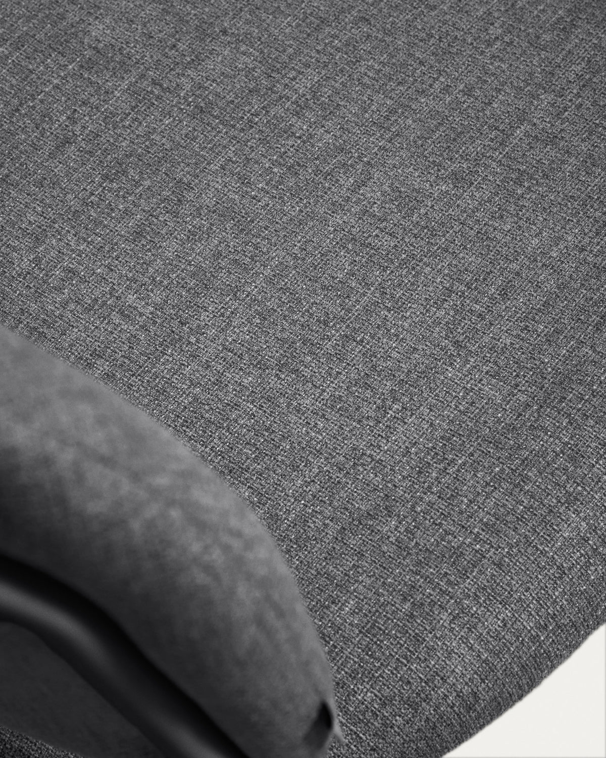 Stapelbarer Stuhl Meli mit grauer Chenille und grauen Metallbeinen FSC Mix Credit in Grau präsentiert im Onlineshop von KAQTU Design AG. Stuhl ist von Kave Home