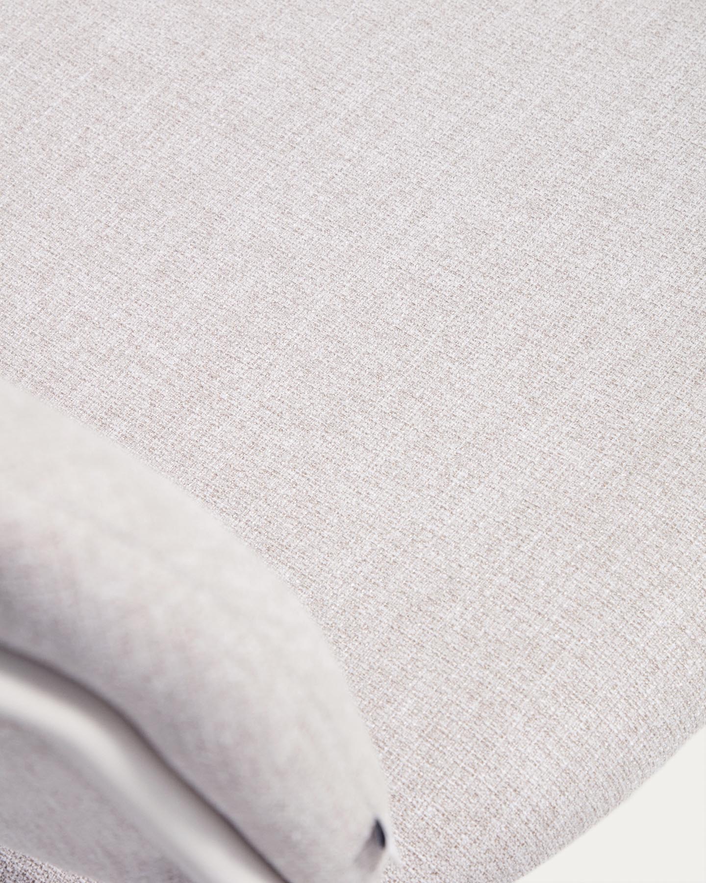 Stapelbarer Stuhl Meli mit beiger Chenille und beigen Metallbeinen FSC Mix Credit in Beige präsentiert im Onlineshop von KAQTU Design AG. Stuhl ist von Kave Home