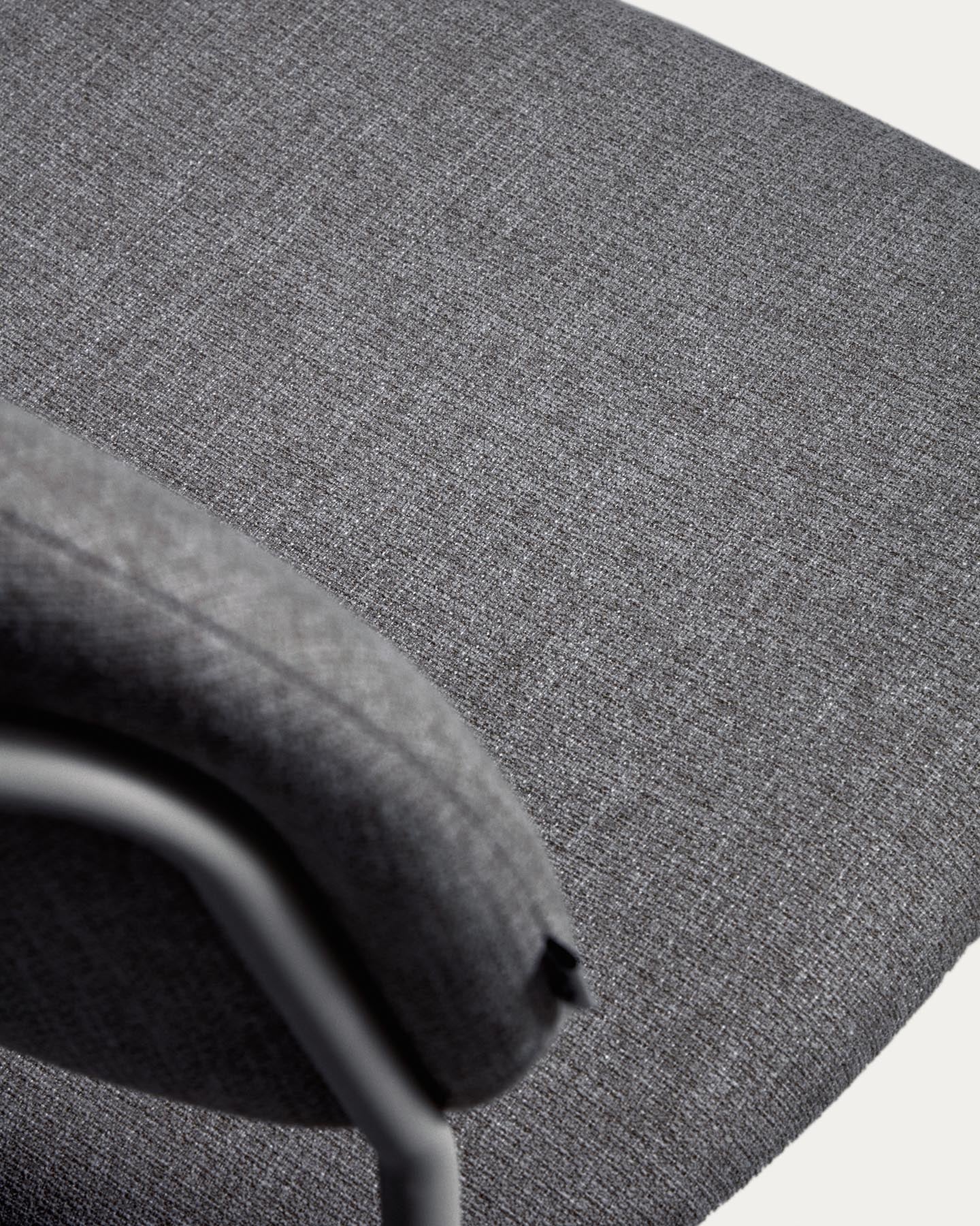 Stapelbarer Hocker Meli mit grauer Chenille und Beinen aus grauem Metall, FSC Mix Credit, 65 cm in Grau präsentiert im Onlineshop von KAQTU Design AG. Barhocker ist von Kave Home