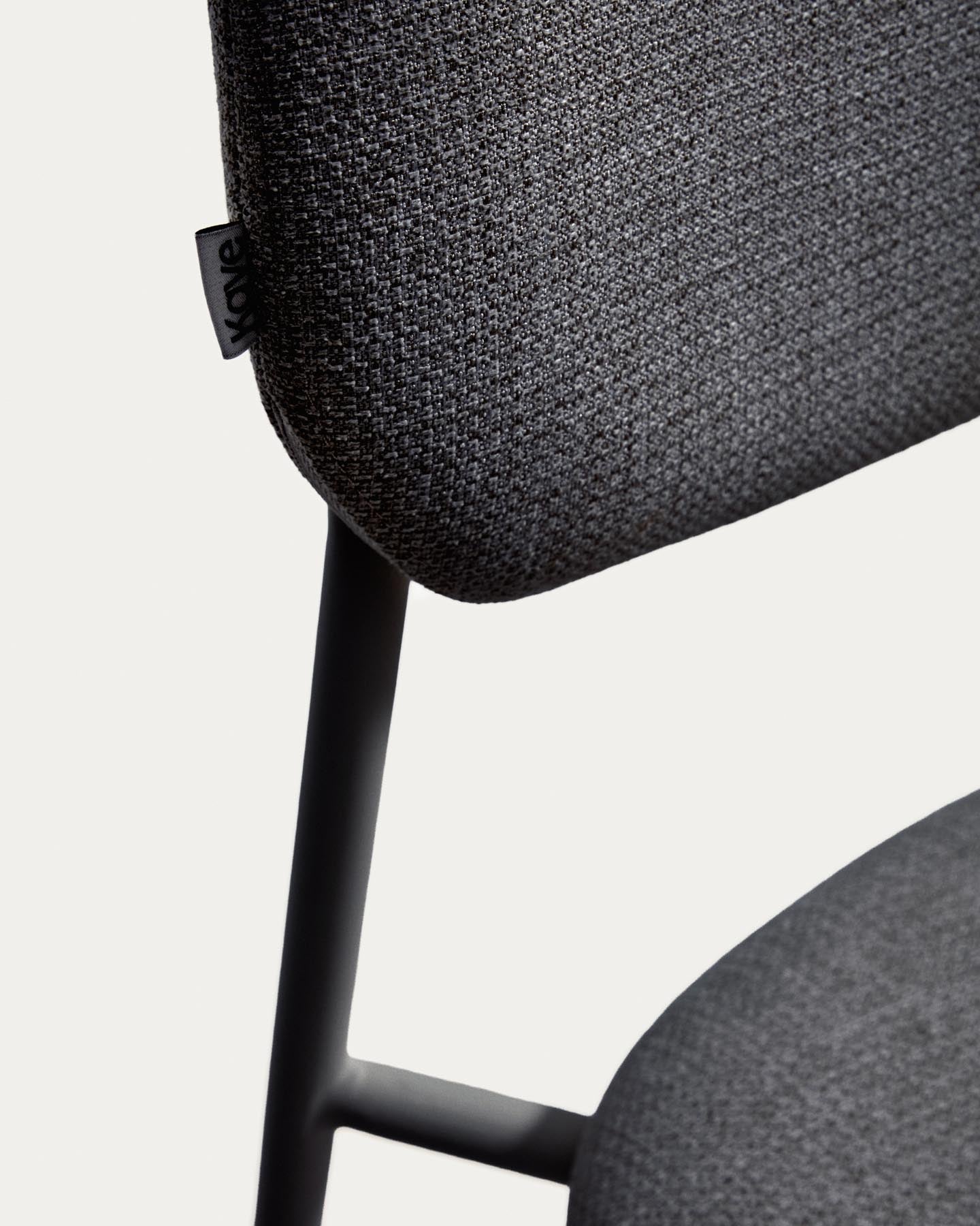 Stapelbarer Hocker Meli mit grauer Chenille und Beinen aus grauem Metall, FSC Mix Credit, 65 cm in Grau präsentiert im Onlineshop von KAQTU Design AG. Barhocker ist von Kave Home