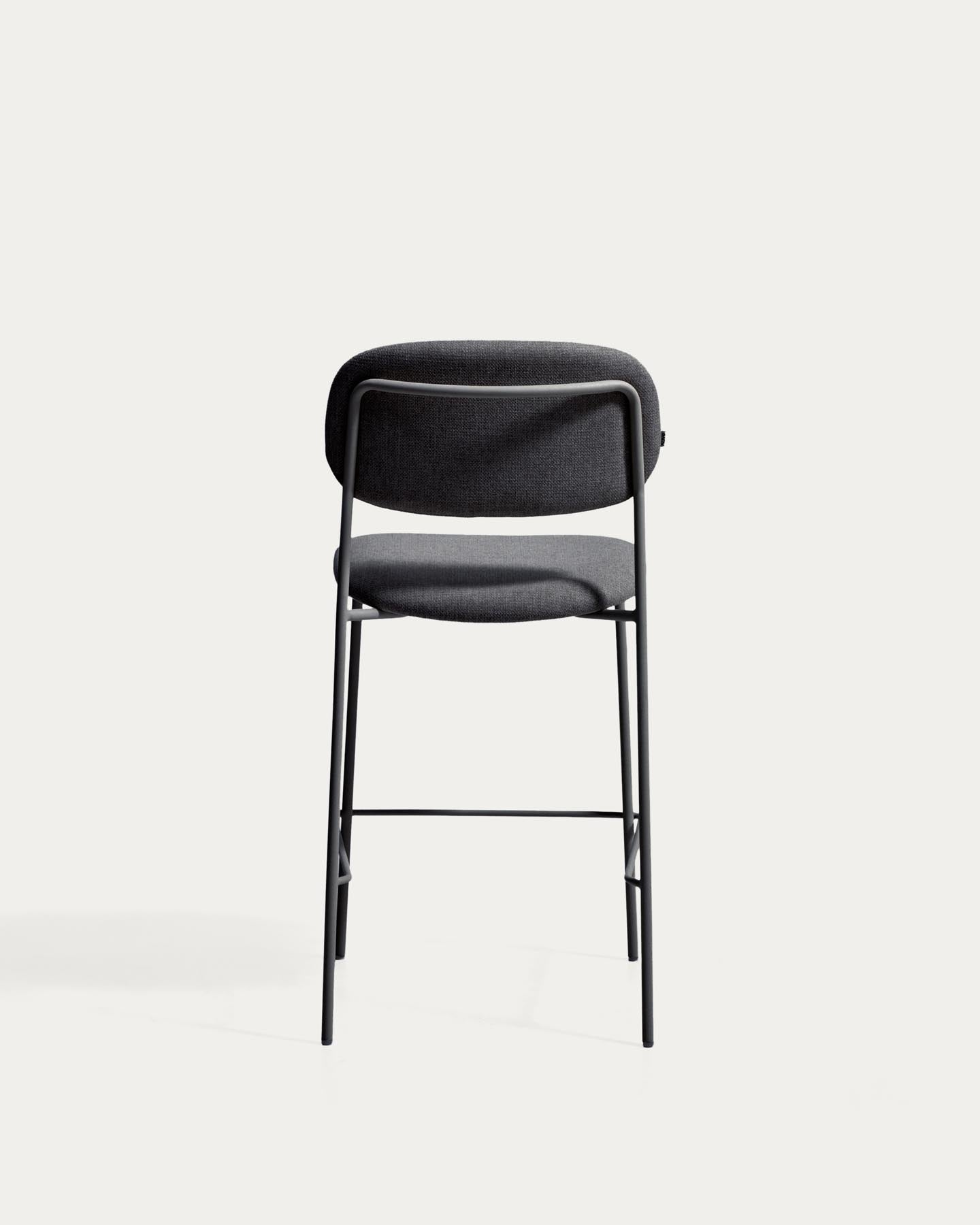 Stapelbarer Hocker Meli mit grauer Chenille und Beinen aus grauem Metall, FSC Mix Credit, 65 cm in Grau präsentiert im Onlineshop von KAQTU Design AG. Barhocker ist von Kave Home