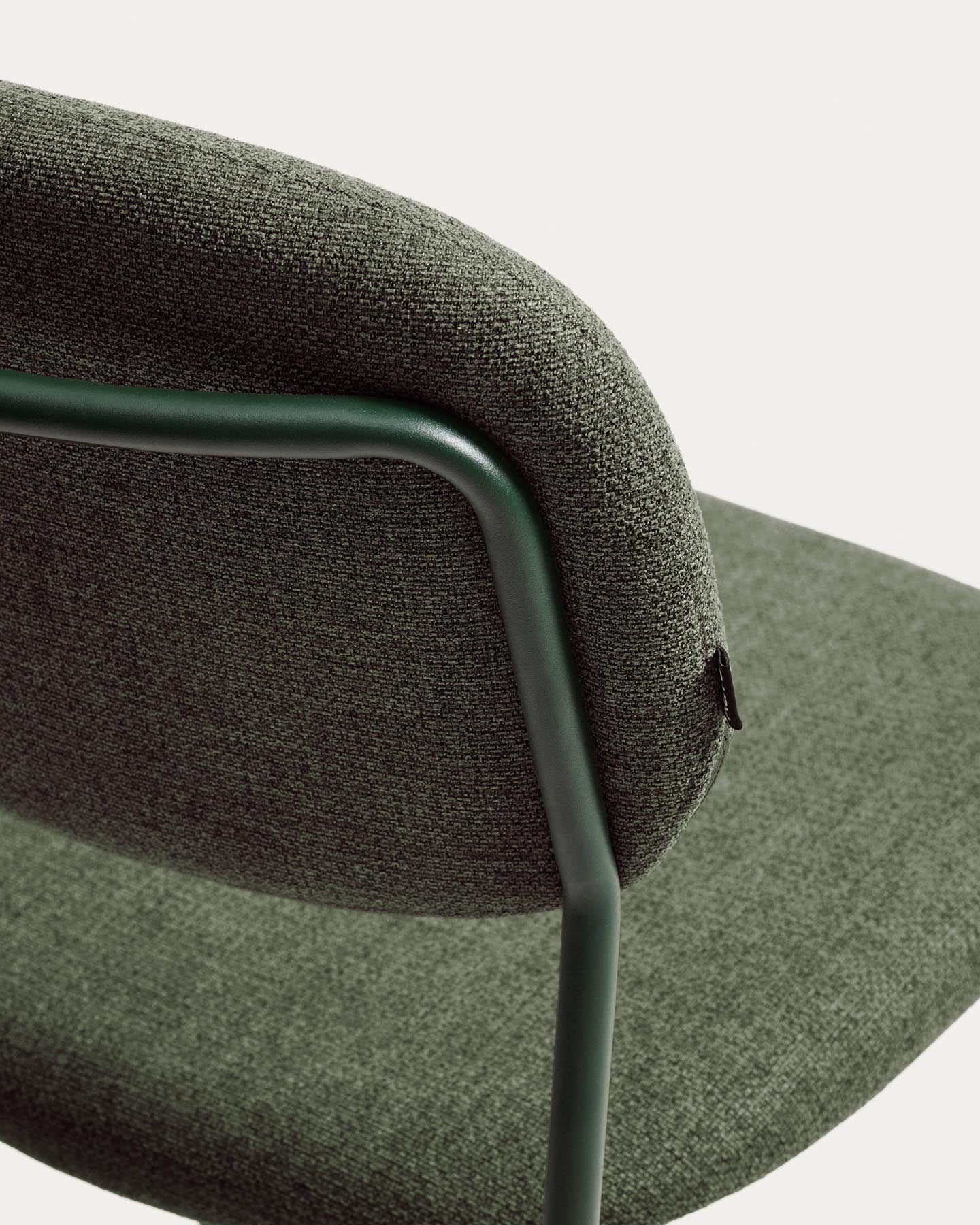 Stapelbarer Hocker Meli mit grüner Chenille und Beinen aus grünem Metall, FSC Mix Credit, 65 cm in Grün präsentiert im Onlineshop von KAQTU Design AG. Barhocker ist von Kave Home