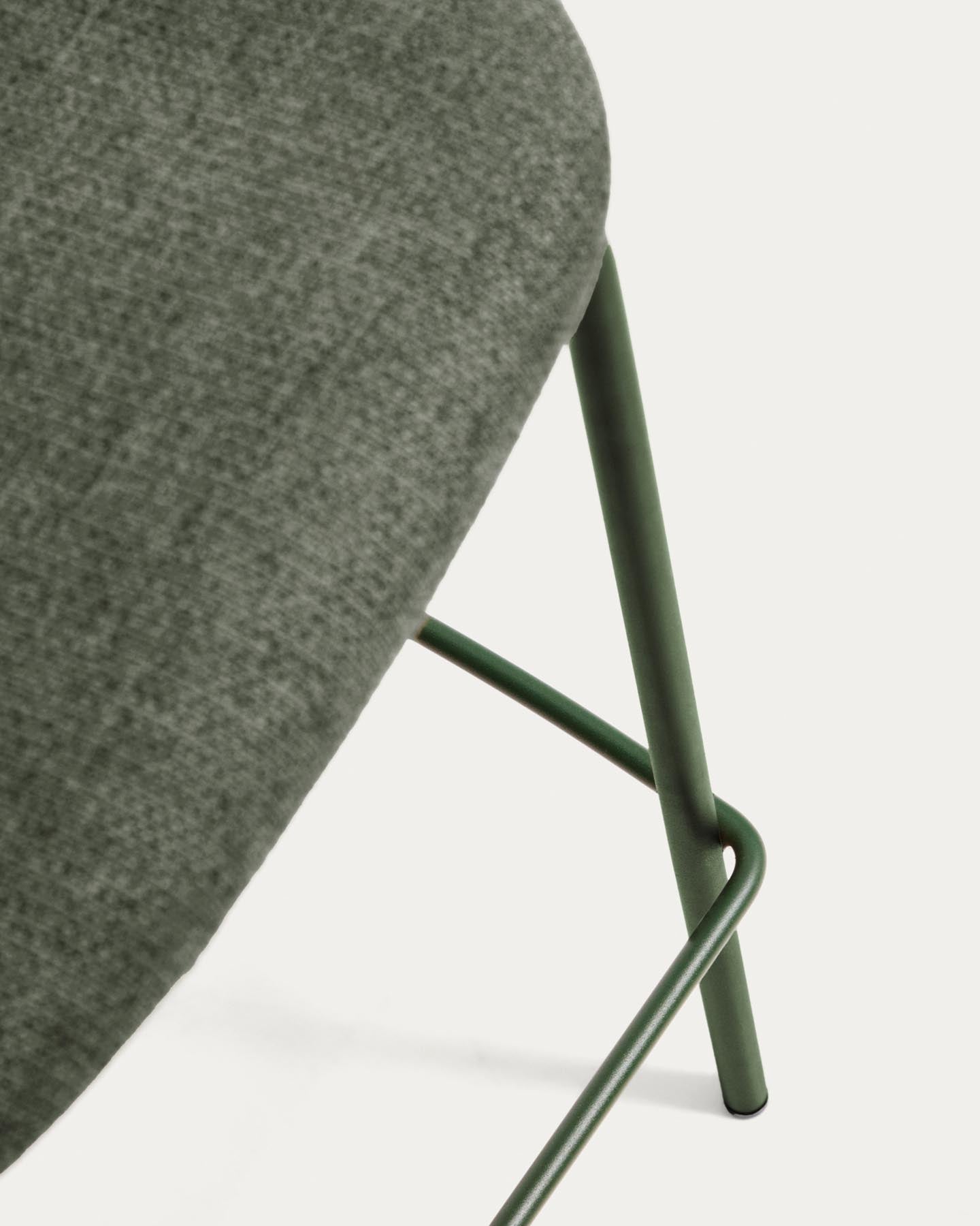Stapelbarer Hocker Meli mit grüner Chenille und Beinen aus grünem Metall, FSC Mix Credit, 65 cm in Grün präsentiert im Onlineshop von KAQTU Design AG. Barhocker ist von Kave Home