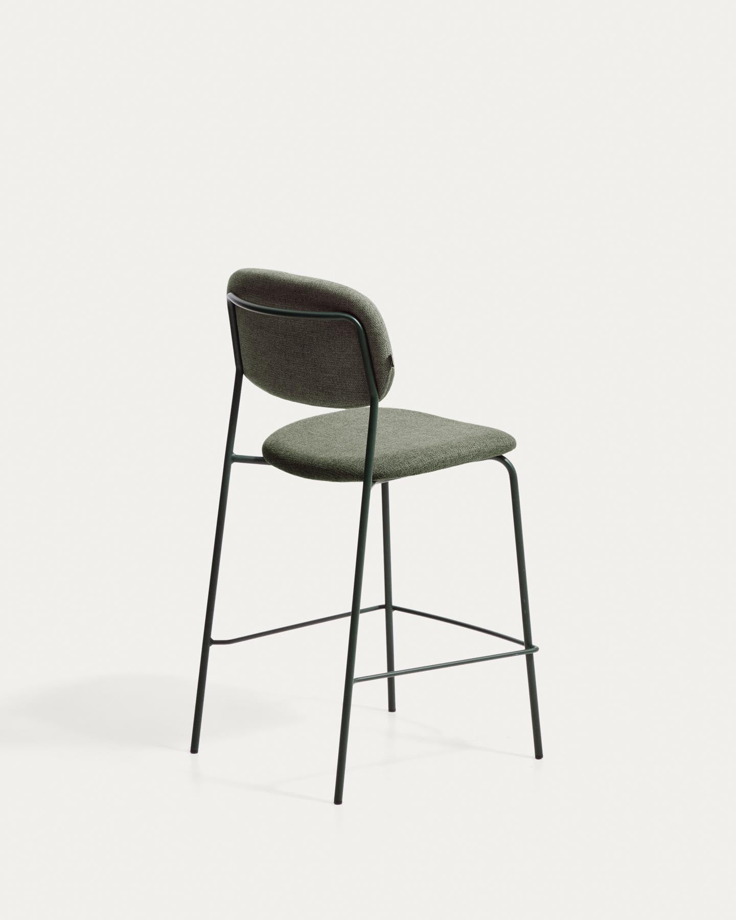 Stapelbarer Hocker Meli mit grüner Chenille und Beinen aus grünem Metall, FSC Mix Credit, 65 cm in Grün präsentiert im Onlineshop von KAQTU Design AG. Barhocker ist von Kave Home
