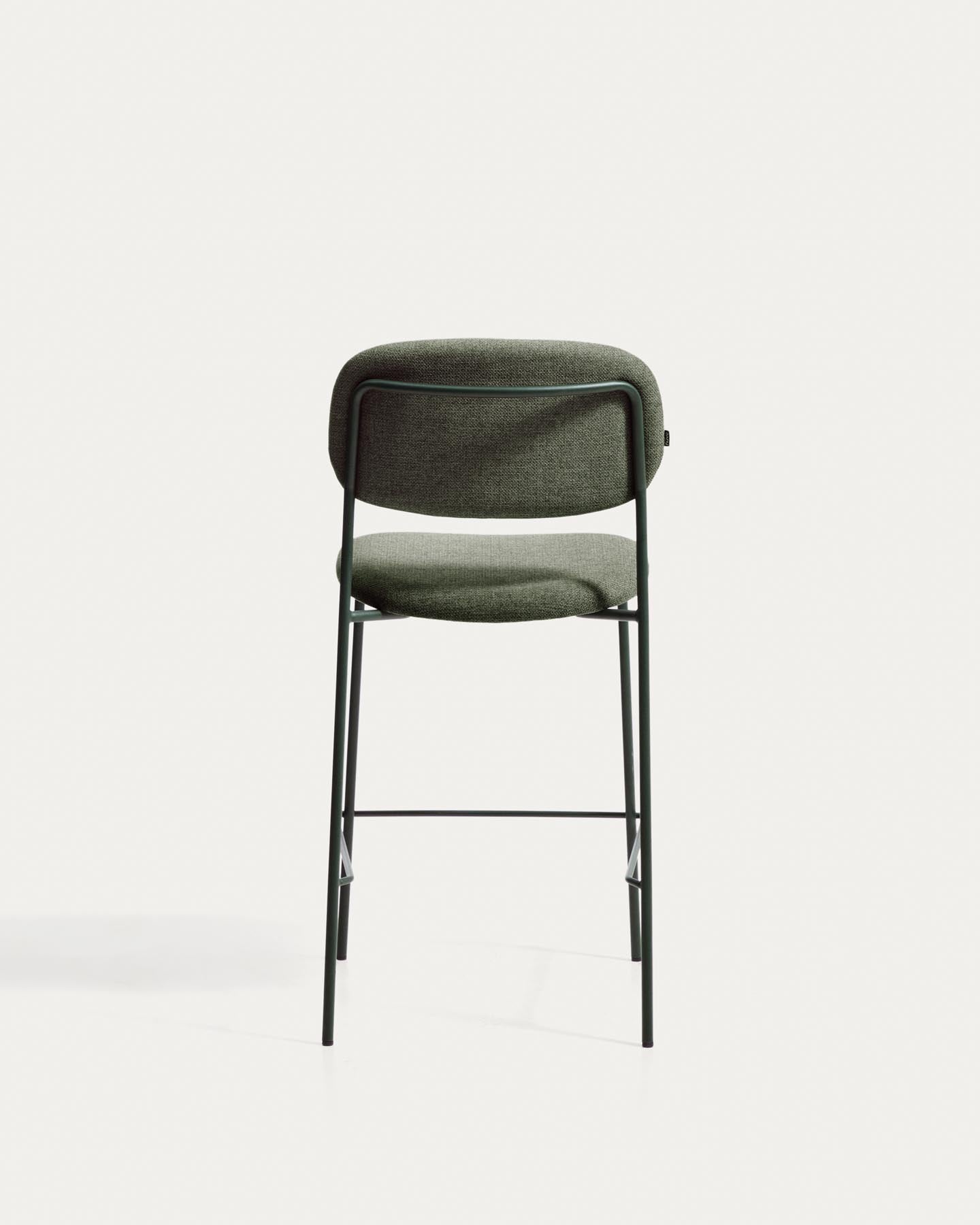 Stapelbarer Hocker Meli mit grüner Chenille und Beinen aus grünem Metall, FSC Mix Credit, 65 cm in Grün präsentiert im Onlineshop von KAQTU Design AG. Barhocker ist von Kave Home