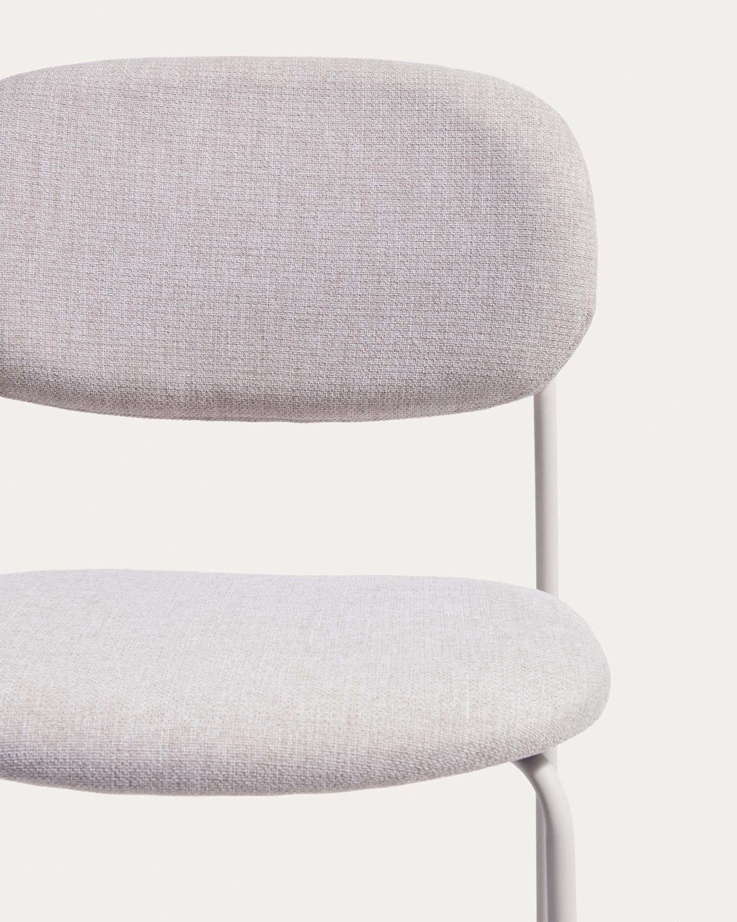 Stapelbarer Hocker Meli mit beiger Chenille und Beinen aus beigem Metall, FSC Mix Credit, 65 cm in Beige präsentiert im Onlineshop von KAQTU Design AG. Barhocker ist von Kave Home