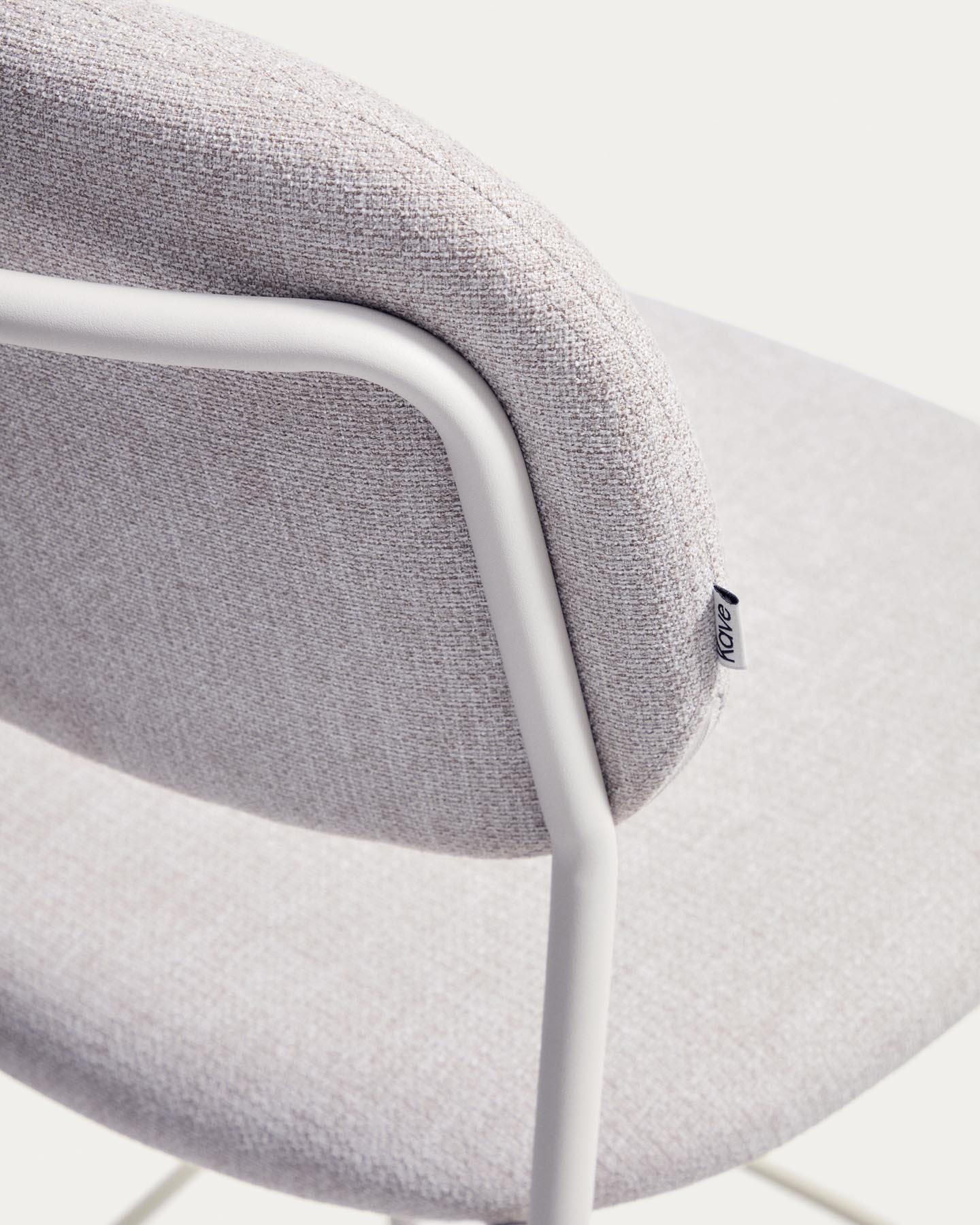 Stapelbarer Hocker Meli mit beiger Chenille und Beinen aus beigem Metall, FSC Mix Credit, 65 cm in Beige präsentiert im Onlineshop von KAQTU Design AG. Barhocker ist von Kave Home