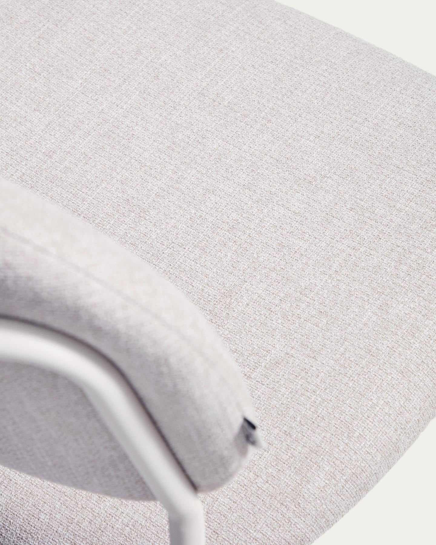 Stapelbarer Hocker Meli mit beiger Chenille und Beinen aus beigem Metall, FSC Mix Credit, 65 cm in Beige präsentiert im Onlineshop von KAQTU Design AG. Barhocker ist von Kave Home