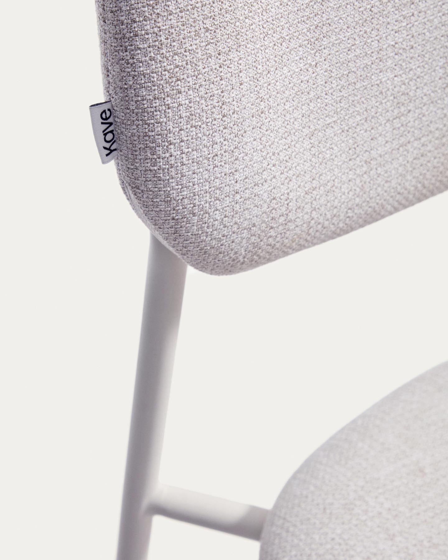 Stapelbarer Hocker Meli mit beiger Chenille und Beinen aus beigem Metall, FSC Mix Credit, 65 cm in Beige präsentiert im Onlineshop von KAQTU Design AG. Barhocker ist von Kave Home