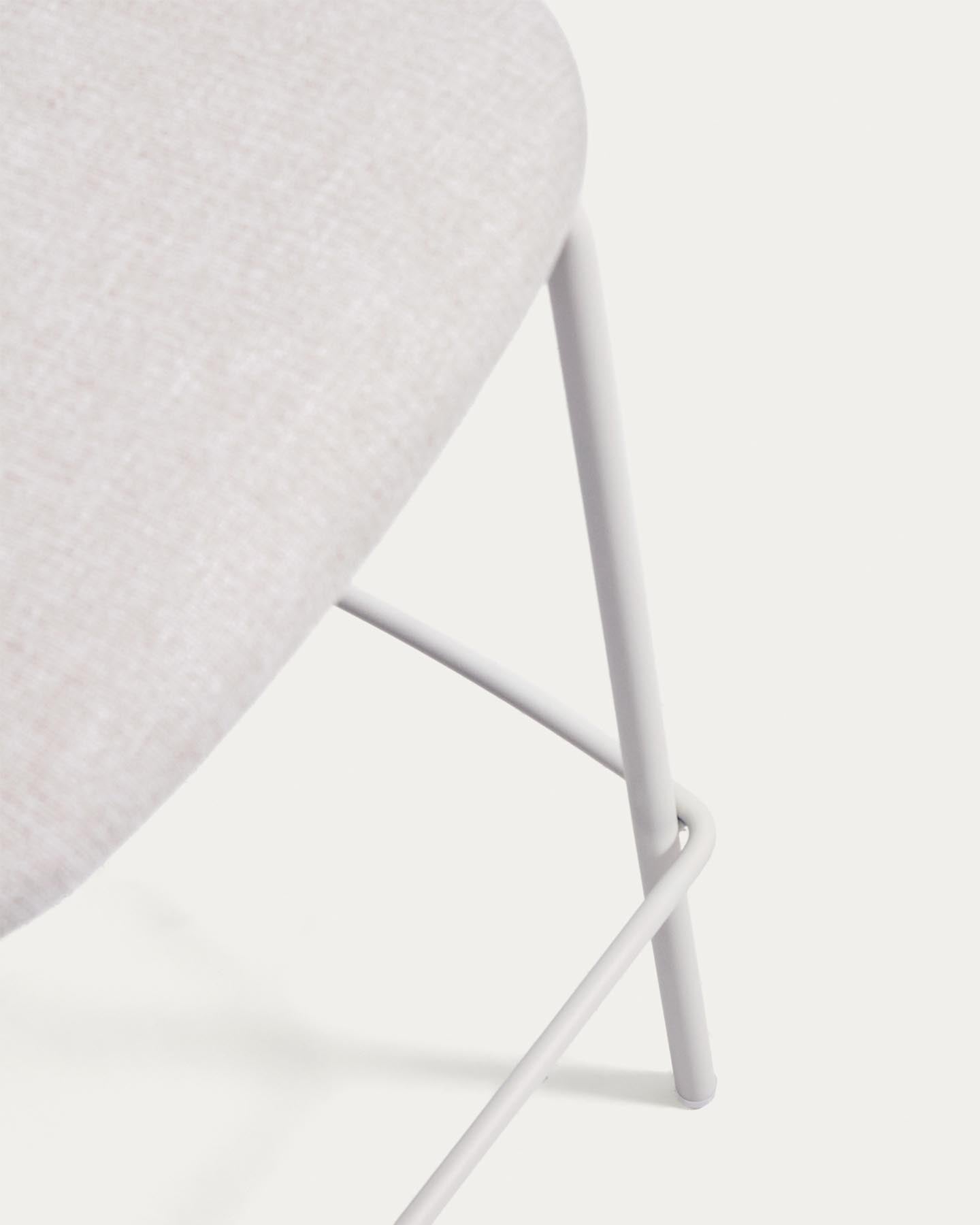 Stapelbarer Hocker Meli mit beiger Chenille und Beinen aus beigem Metall, FSC Mix Credit, 65 cm in Beige präsentiert im Onlineshop von KAQTU Design AG. Barhocker ist von Kave Home