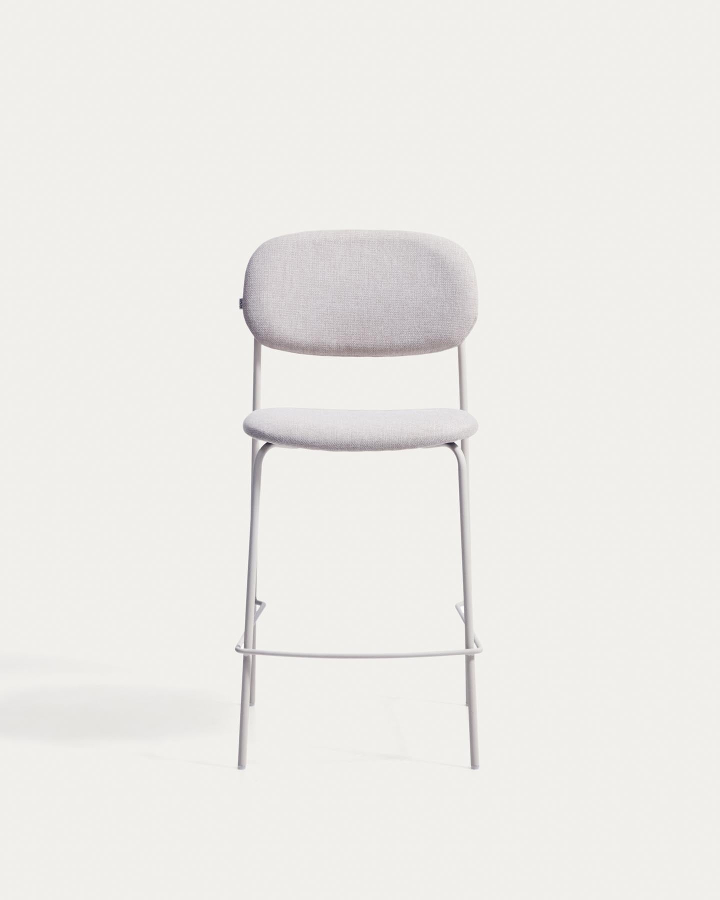 Stapelbarer Hocker Meli mit beiger Chenille und Beinen aus beigem Metall, FSC Mix Credit, 65 cm in Beige präsentiert im Onlineshop von KAQTU Design AG. Barhocker ist von Kave Home