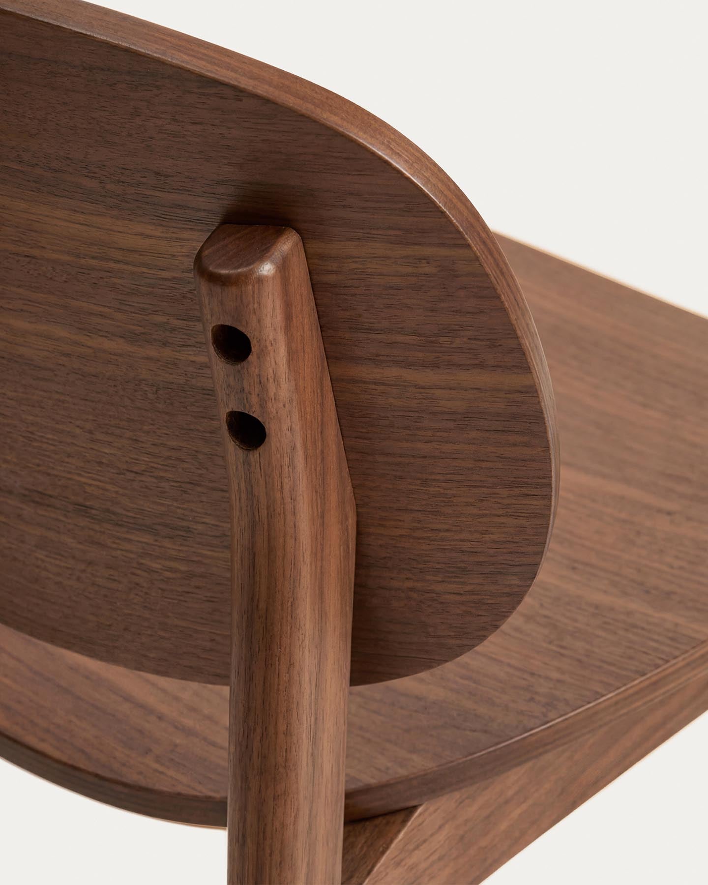 Stuhl Ludara aus Eichenfurnier mit Nussbaumfinish in Braun präsentiert im Onlineshop von KAQTU Design AG. Stuhl ist von Kave Home