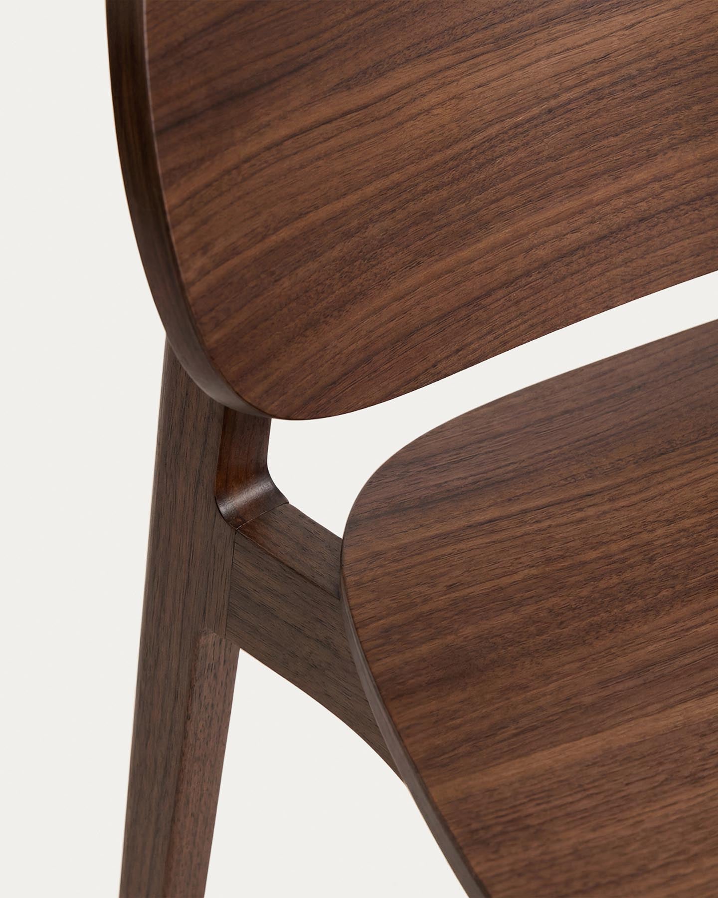 Stuhl Ludara aus Eichenfurnier mit Nussbaumfinish in Braun präsentiert im Onlineshop von KAQTU Design AG. Stuhl ist von Kave Home