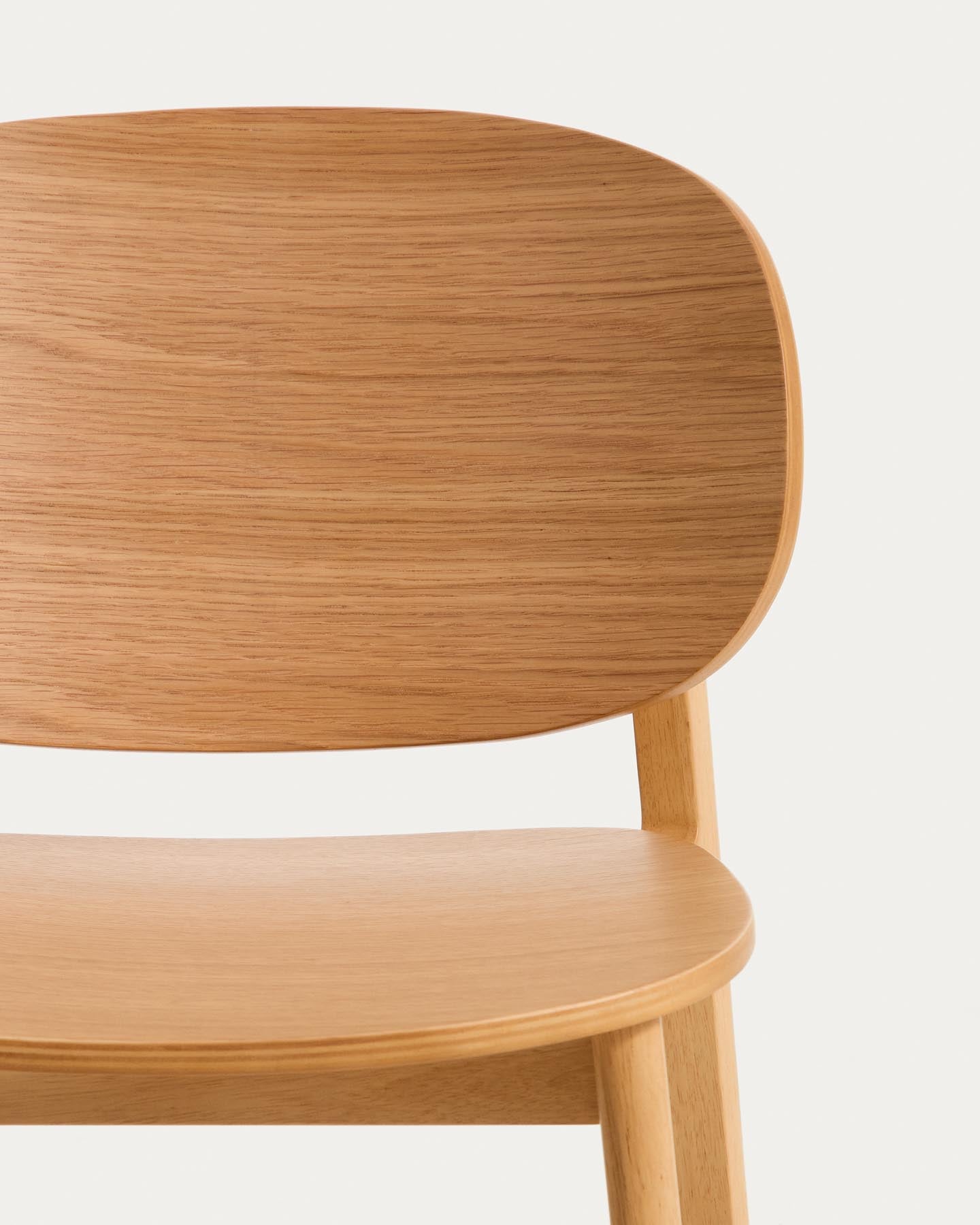 Stuhl Ludara aus Eichenfurnier in Natur präsentiert im Onlineshop von KAQTU Design AG. Stuhl ist von Kave Home