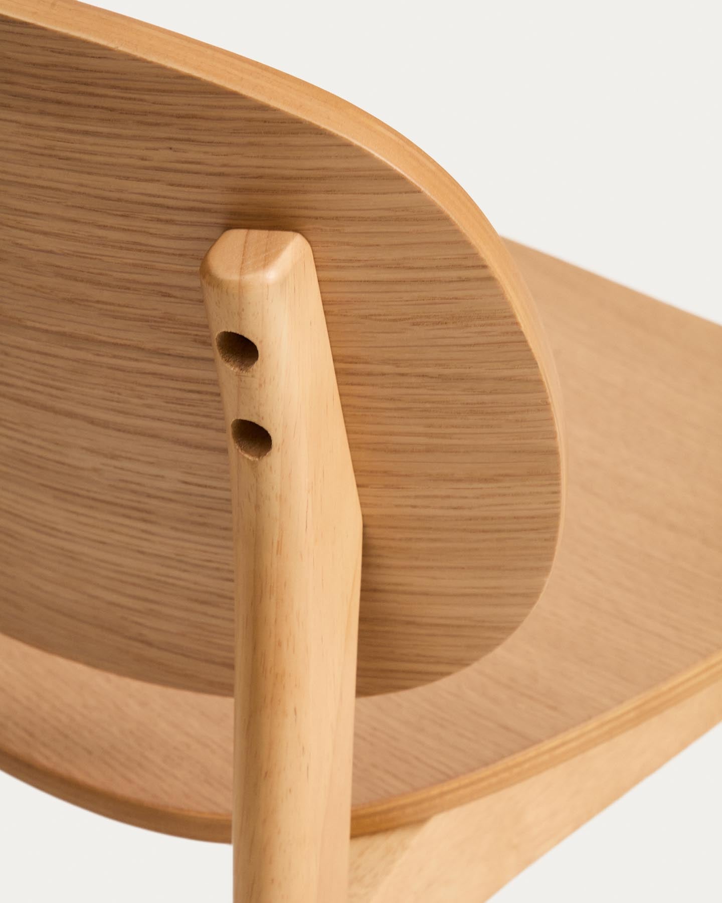 Stuhl Ludara aus Eichenfurnier in Natur präsentiert im Onlineshop von KAQTU Design AG. Stuhl ist von Kave Home