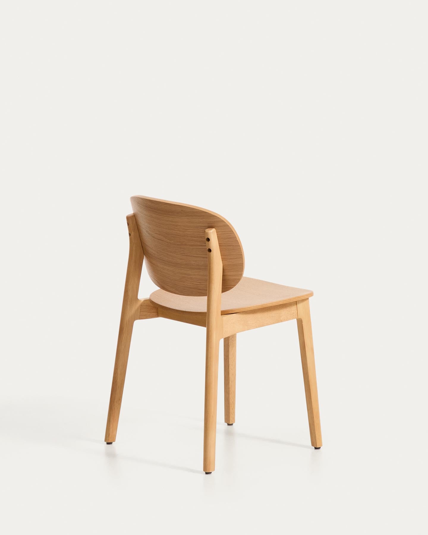 Stuhl Ludara aus Eichenfurnier in Natur präsentiert im Onlineshop von KAQTU Design AG. Stuhl ist von Kave Home