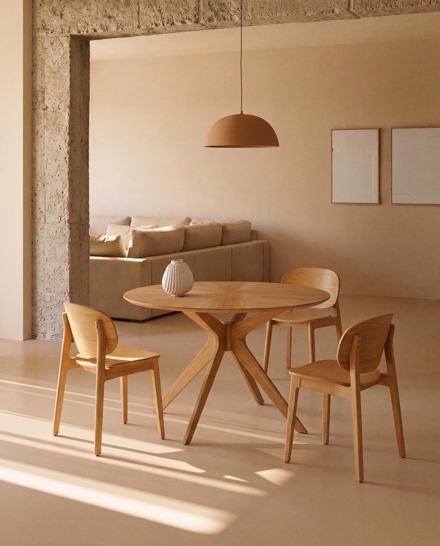 Stuhl Ludara aus Eichenfurnier in Natur präsentiert im Onlineshop von KAQTU Design AG. Stuhl ist von Kave Home