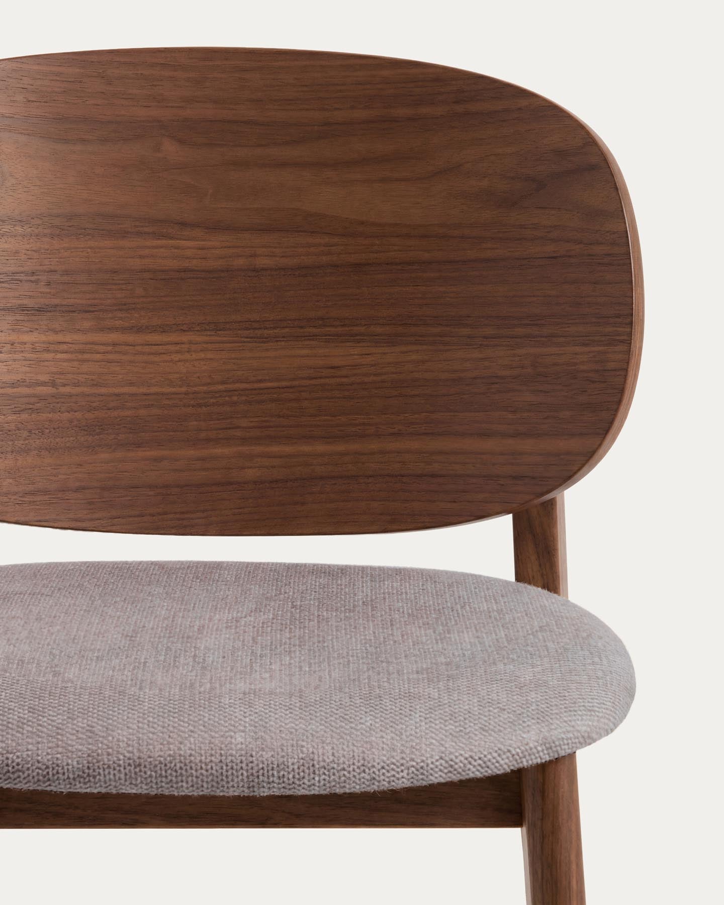 Stuhl Ludara aus Eichenfurnier mit Nussbaumfinish und brauner Chenille in Braun präsentiert im Onlineshop von KAQTU Design AG. Stuhl ist von Kave Home