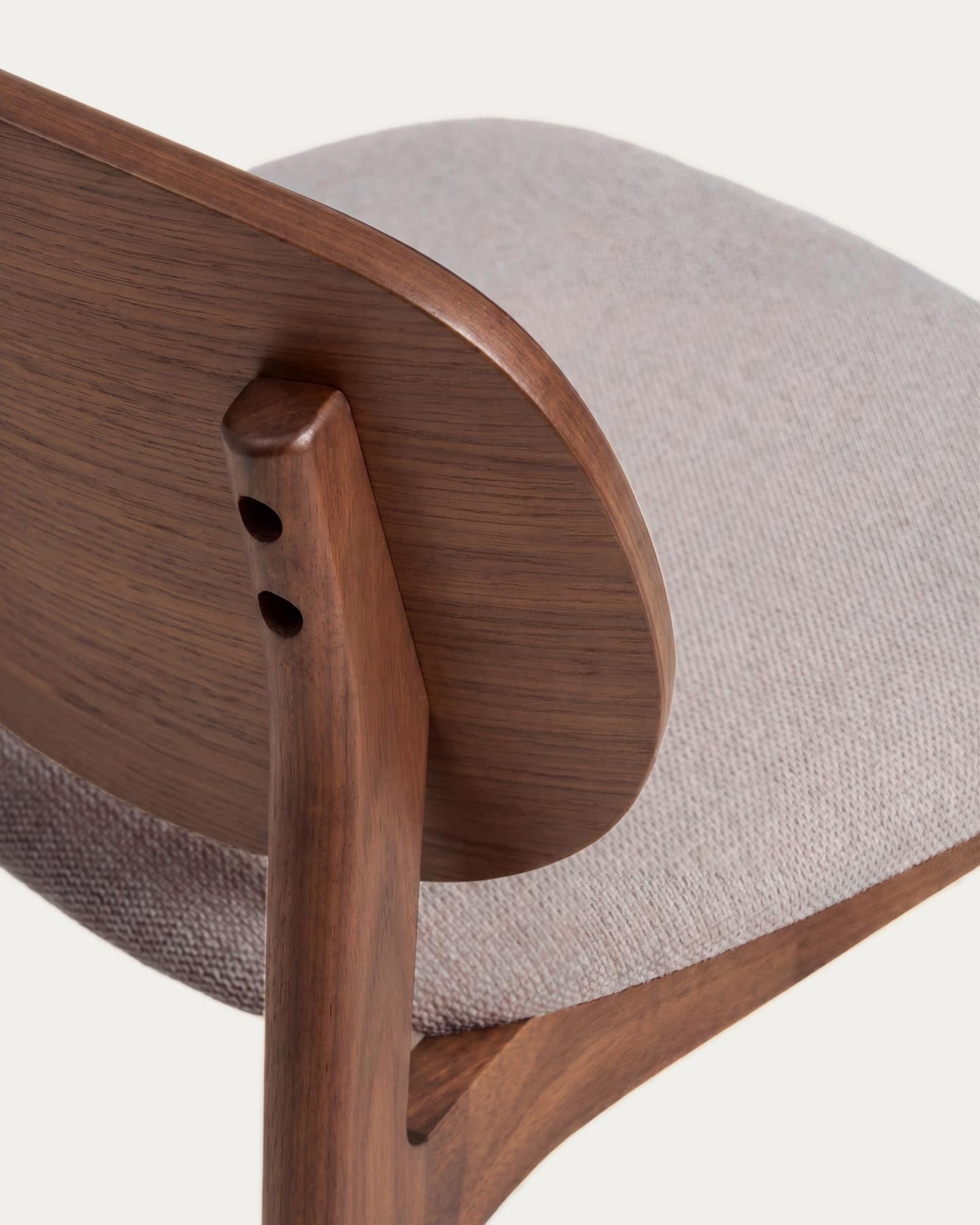 Stuhl Ludara aus Eichenfurnier mit Nussbaumfinish und brauner Chenille in Braun präsentiert im Onlineshop von KAQTU Design AG. Stuhl ist von Kave Home