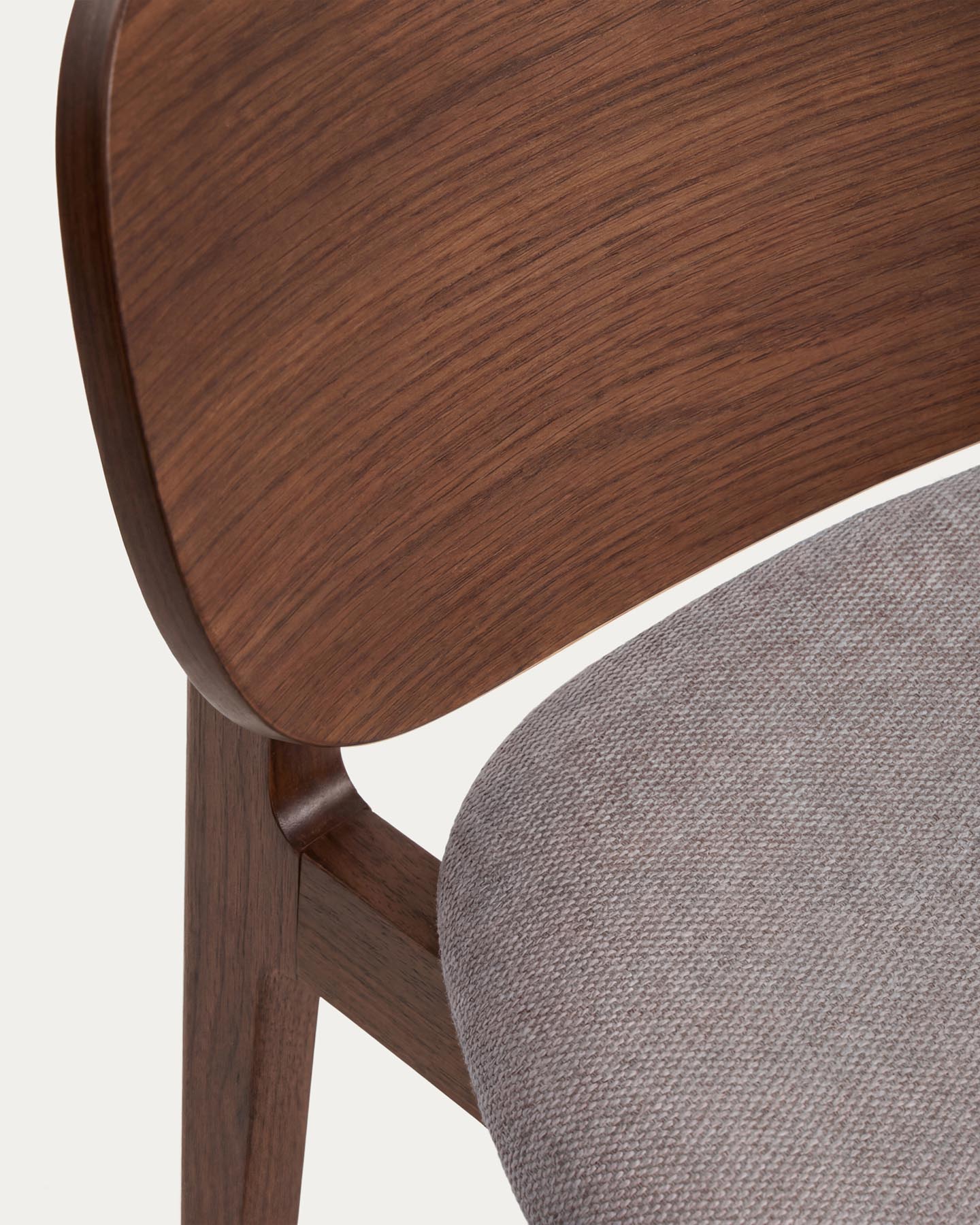Stuhl Ludara aus Eichenfurnier mit Nussbaumfinish und brauner Chenille in Braun präsentiert im Onlineshop von KAQTU Design AG. Stuhl ist von Kave Home
