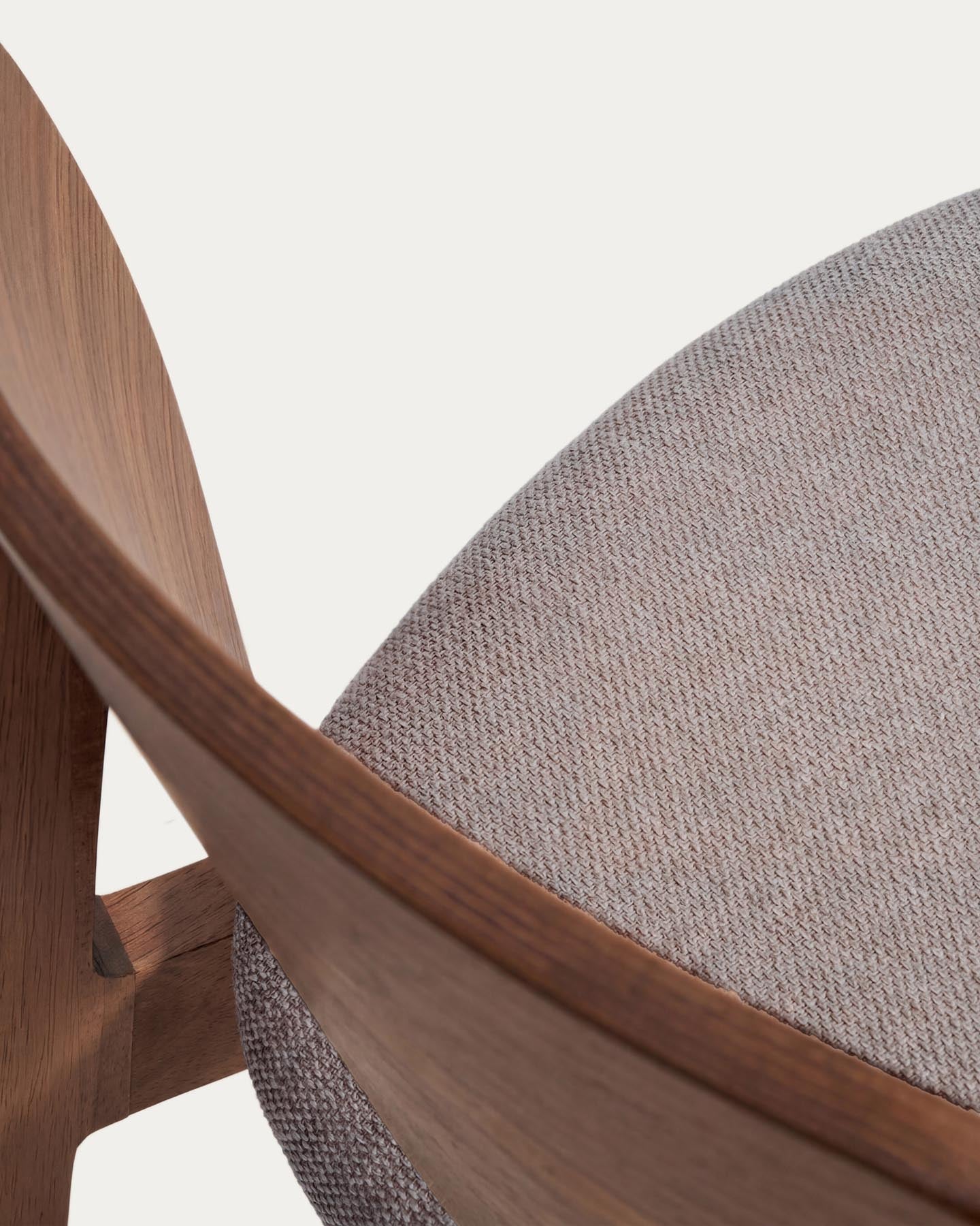 Stuhl Ludara aus Eichenfurnier mit Nussbaumfinish und brauner Chenille in Braun präsentiert im Onlineshop von KAQTU Design AG. Stuhl ist von Kave Home