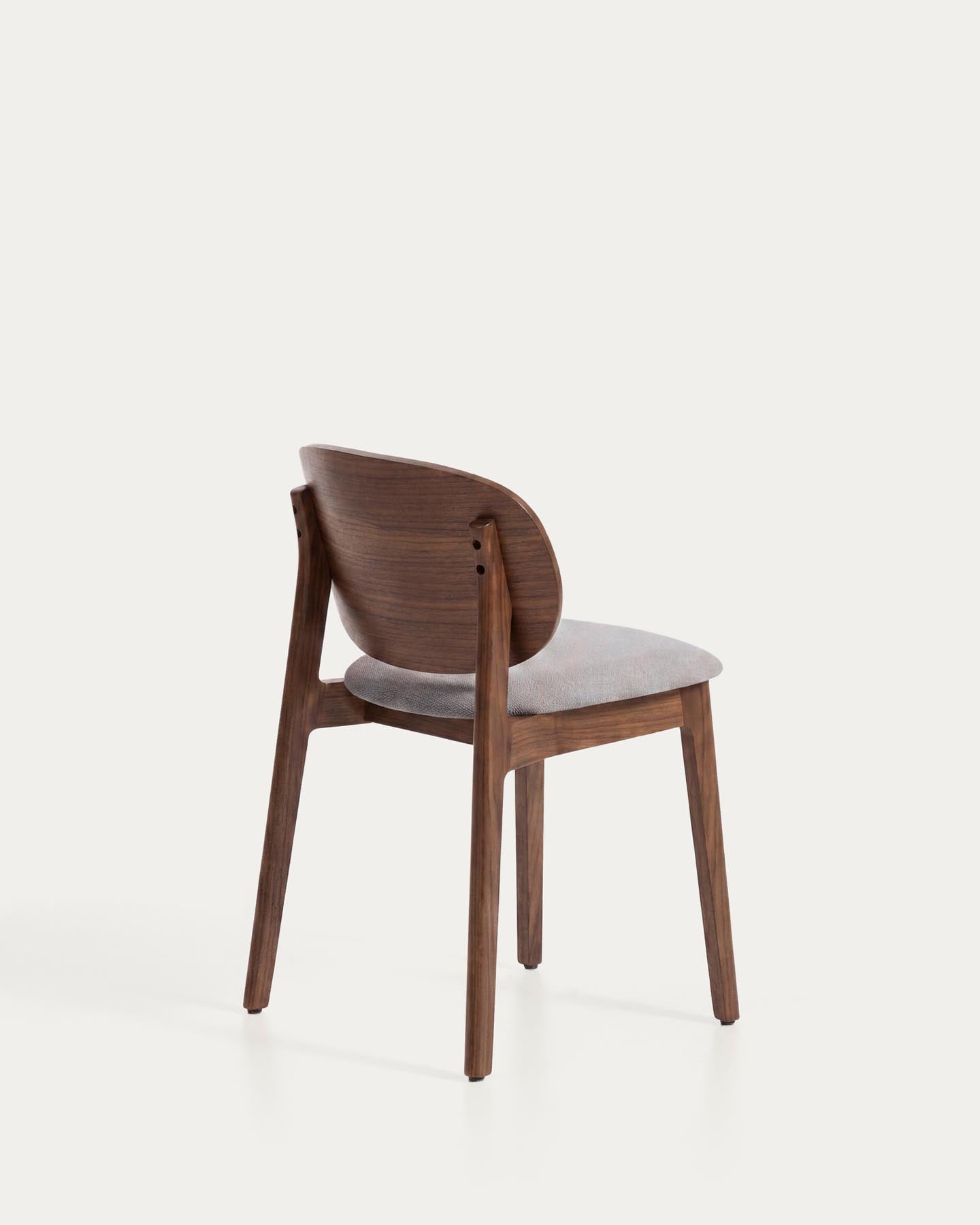 Stuhl Ludara aus Eichenfurnier mit Nussbaumfinish und brauner Chenille in Braun präsentiert im Onlineshop von KAQTU Design AG. Stuhl ist von Kave Home
