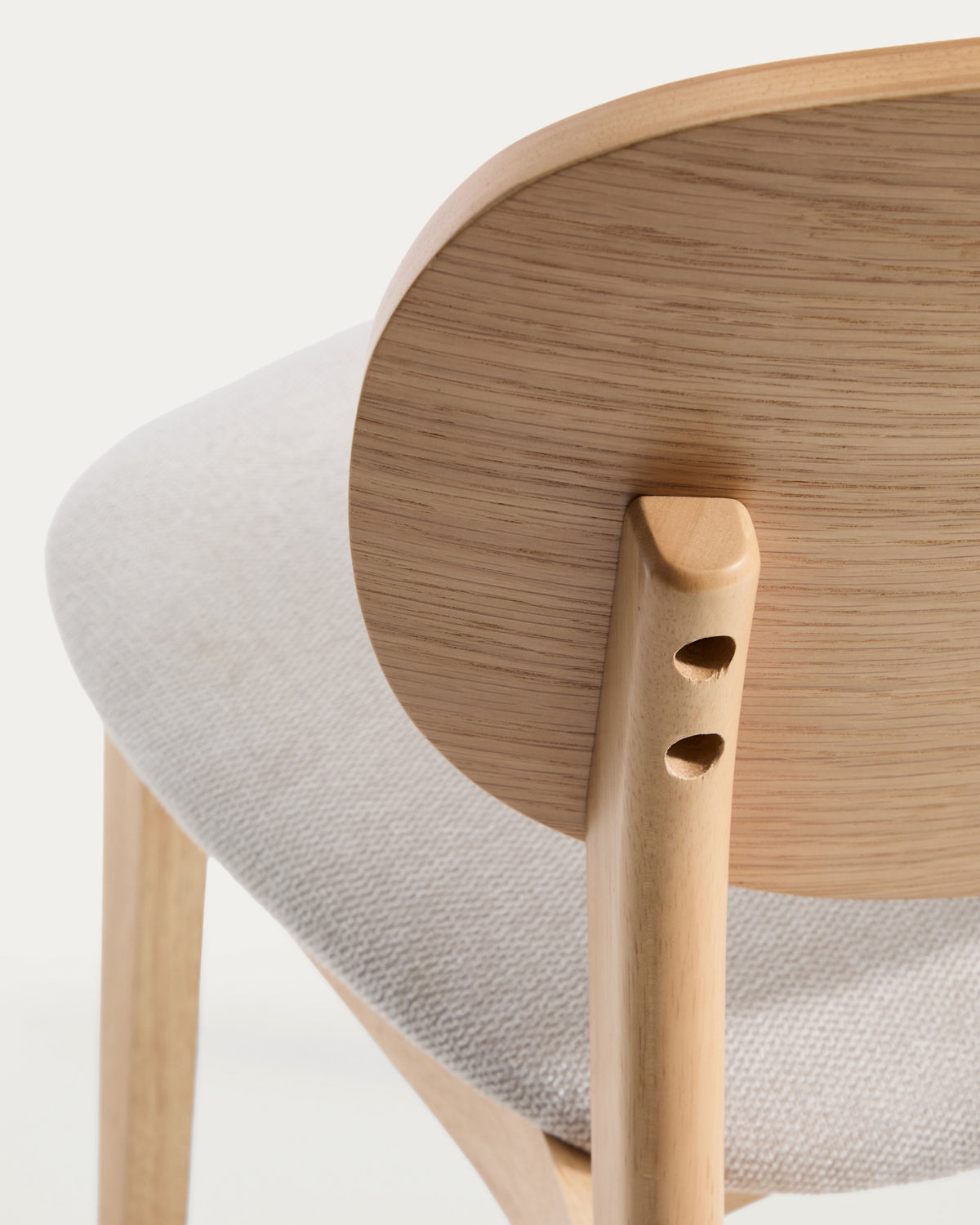 Stuhl Ludara aus Eichenfurnier mit beiger Chenille in Beige präsentiert im Onlineshop von KAQTU Design AG. Stuhl ist von Kave Home