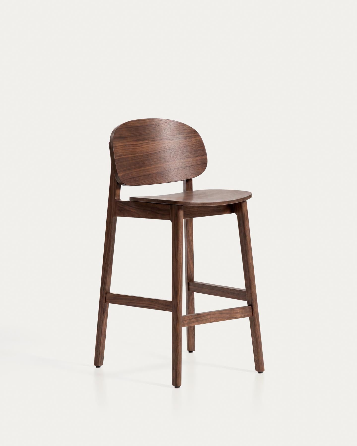 Hocker Ludara aus Eichenfurnier mit Nussbaumfinish, 65 cm in Braun präsentiert im Onlineshop von KAQTU Design AG. Barhocker ist von Kave Home