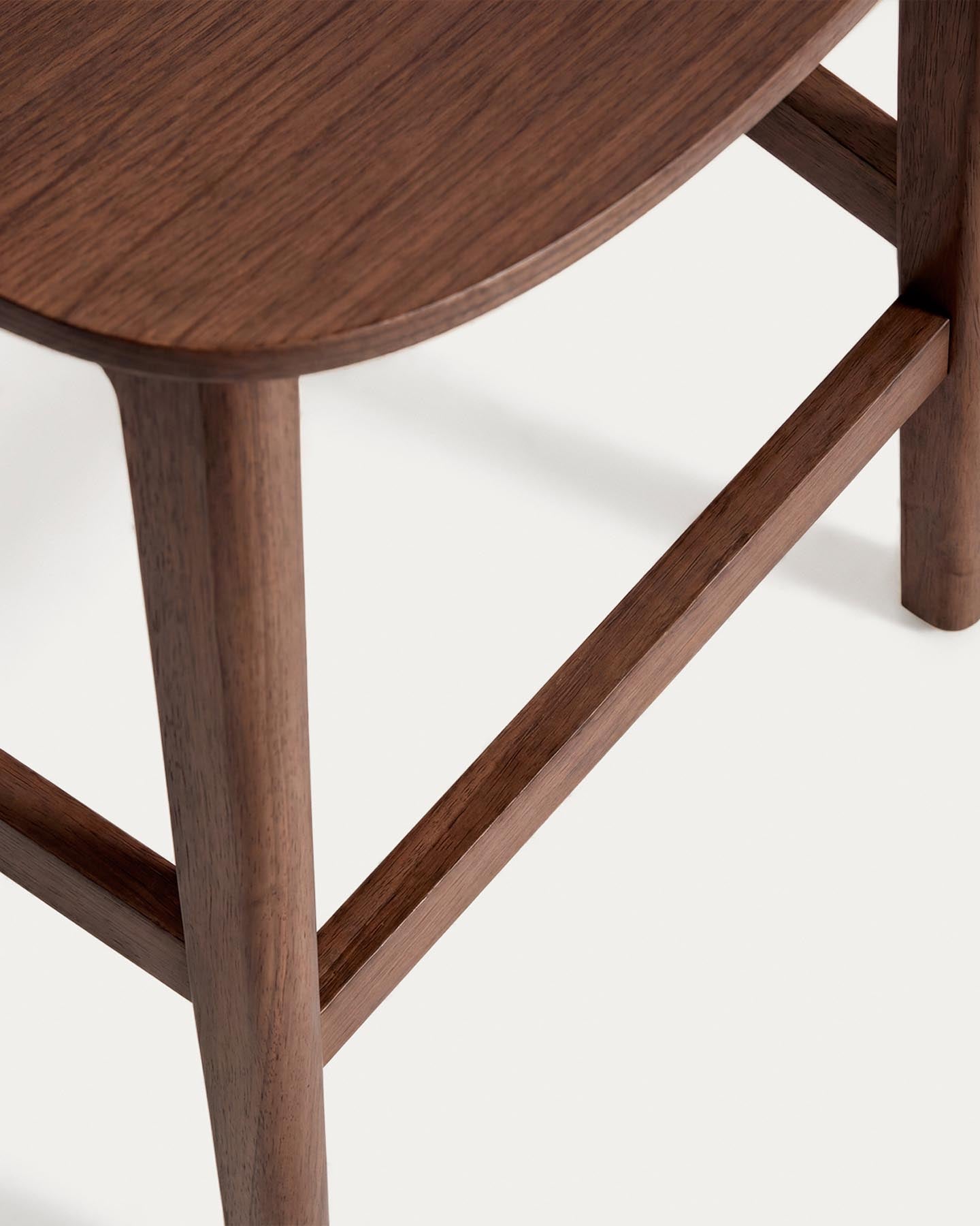 Hocker Ludara aus Eichenfurnier mit Nussbaumfinish, 65 cm in Braun präsentiert im Onlineshop von KAQTU Design AG. Barhocker ist von Kave Home