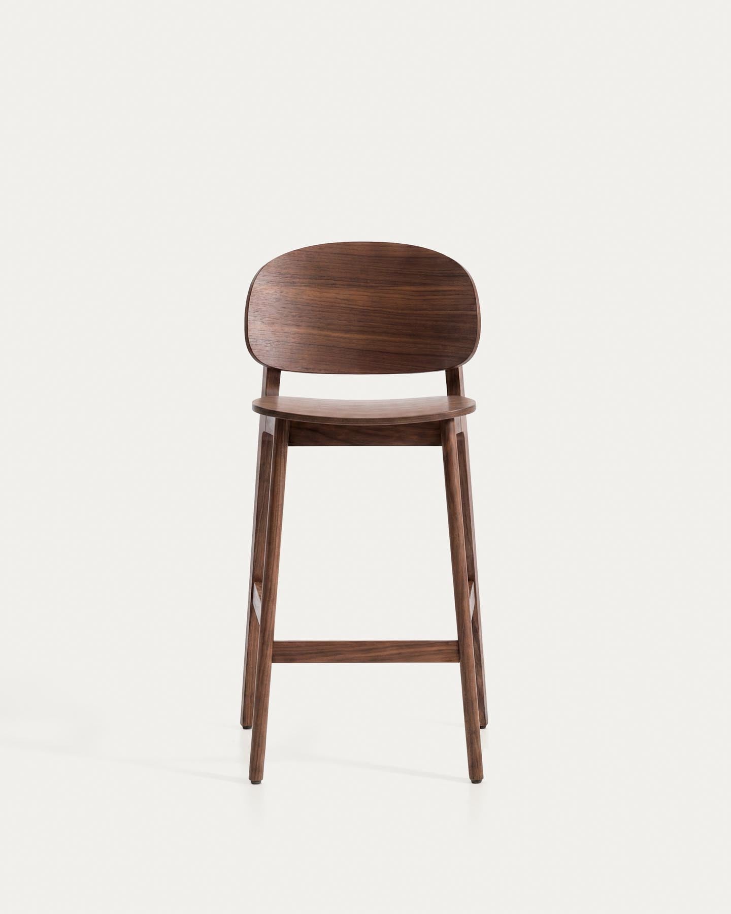 Hocker Ludara aus Eichenfurnier mit Nussbaumfinish, 65 cm in Braun präsentiert im Onlineshop von KAQTU Design AG. Barhocker ist von Kave Home