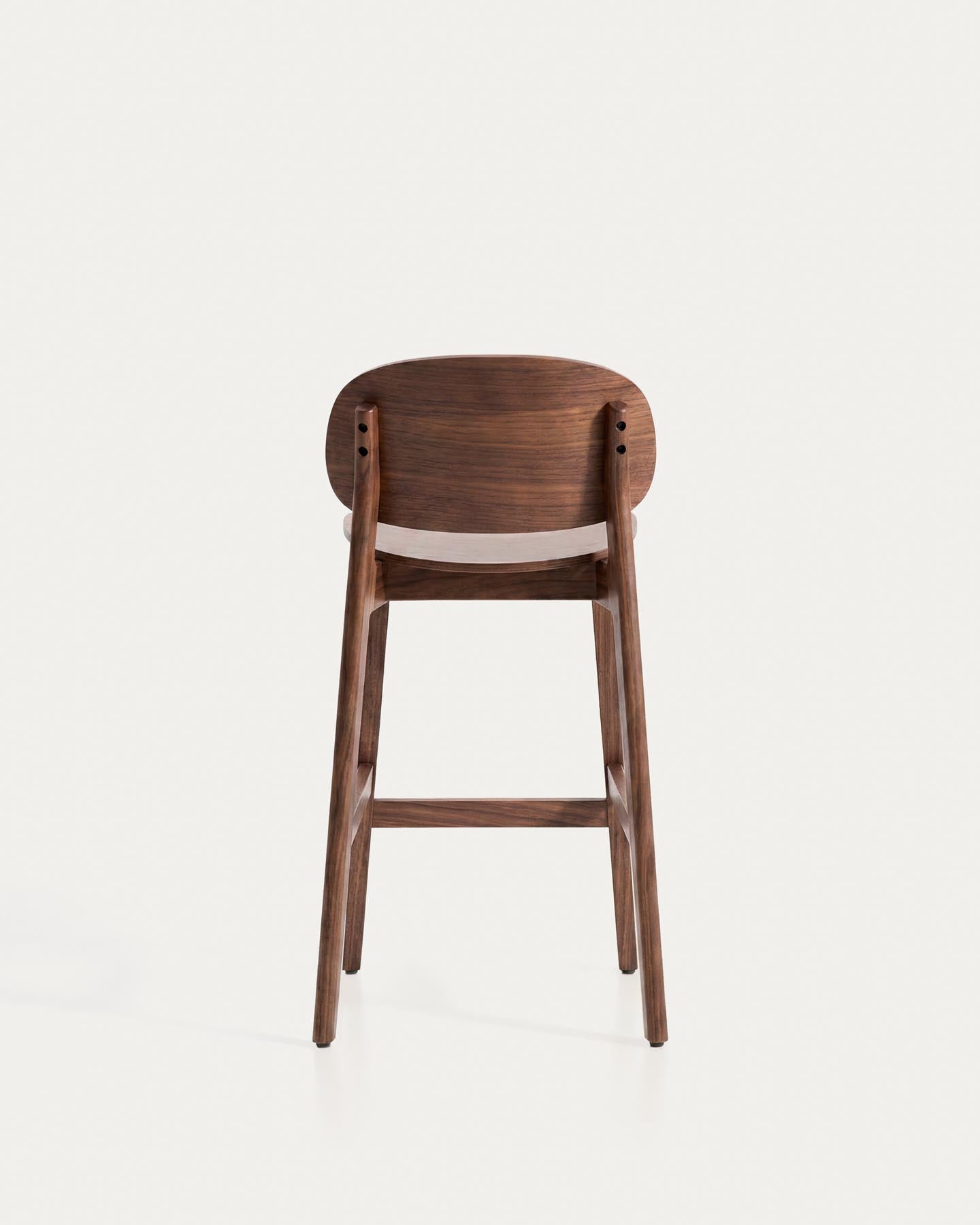 Hocker Ludara aus Eichenfurnier mit Nussbaumfinish, 65 cm in Braun präsentiert im Onlineshop von KAQTU Design AG. Barhocker ist von Kave Home
