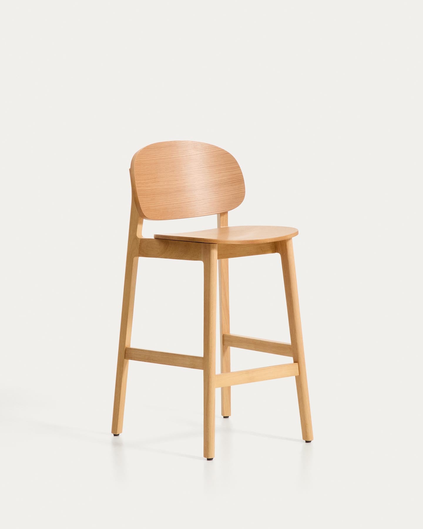 Hocker Ludara aus Eichenfurnier, 65 cm in Natur präsentiert im Onlineshop von KAQTU Design AG. Barhocker ist von Kave Home