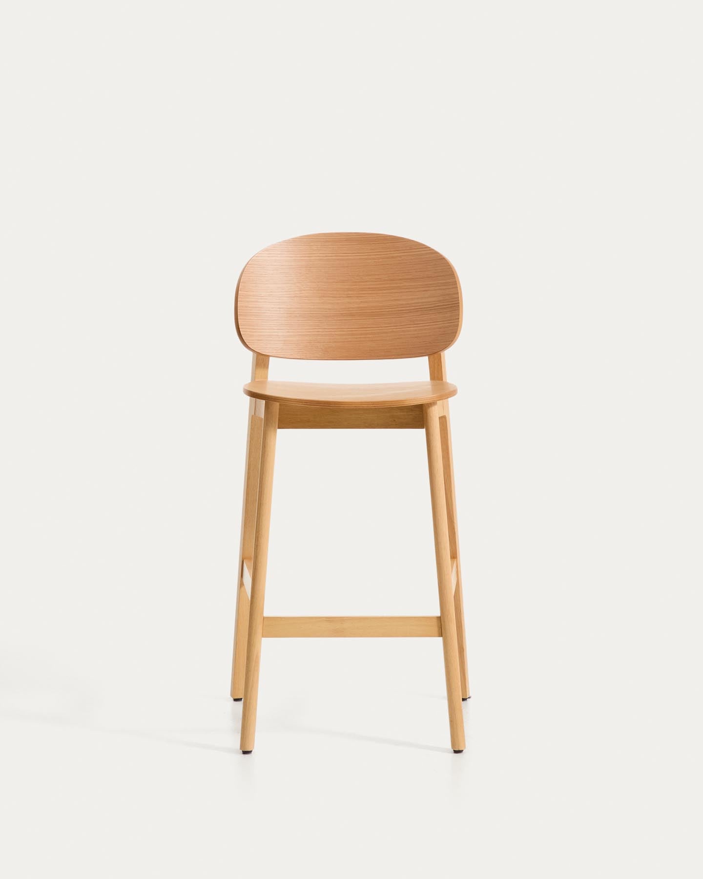 Hocker Ludara aus Eichenfurnier, 65 cm in Natur präsentiert im Onlineshop von KAQTU Design AG. Barhocker ist von Kave Home