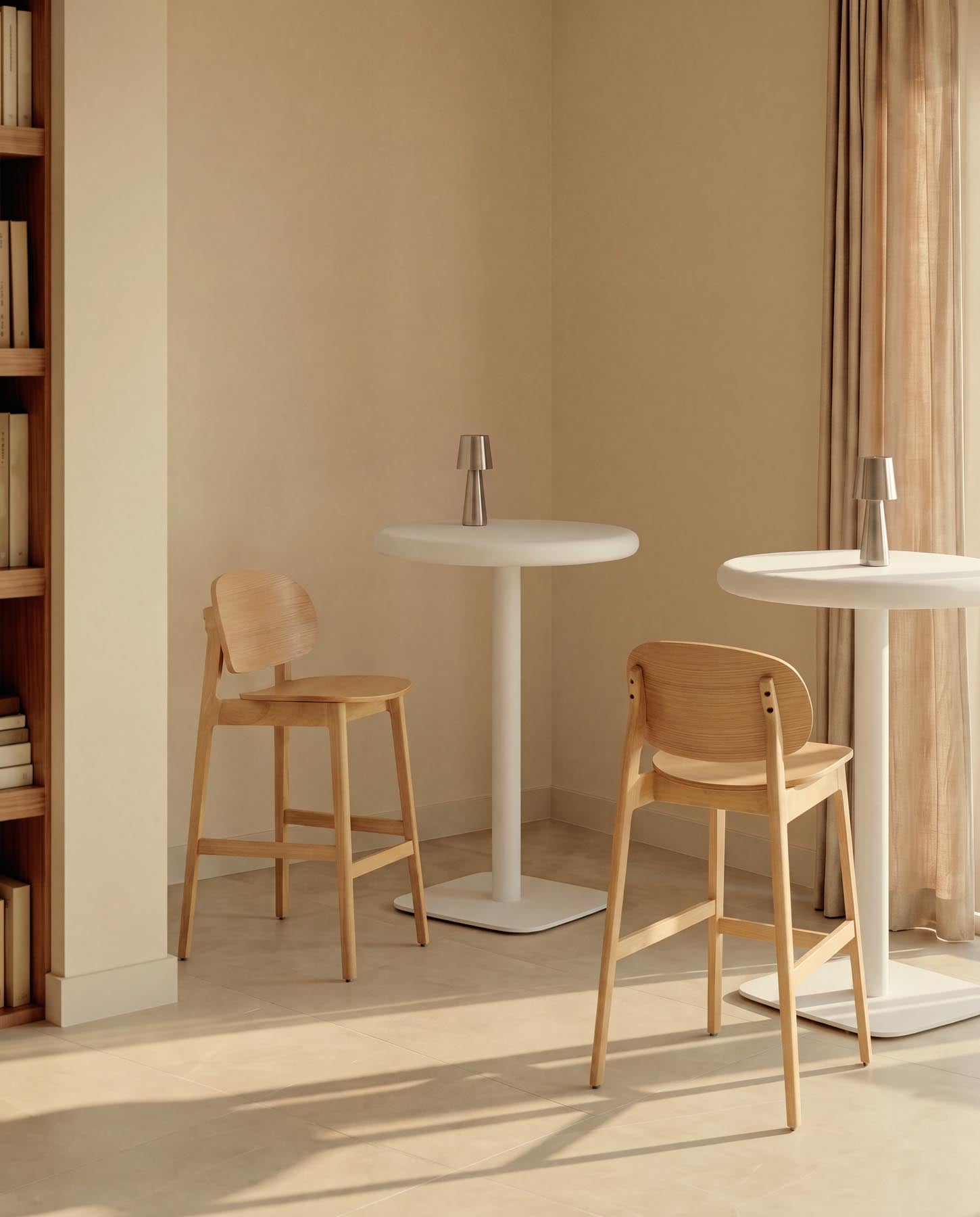 Hocker Ludara aus Eichenfurnier, 65 cm in Natur präsentiert im Onlineshop von KAQTU Design AG. Barhocker ist von Kave Home
