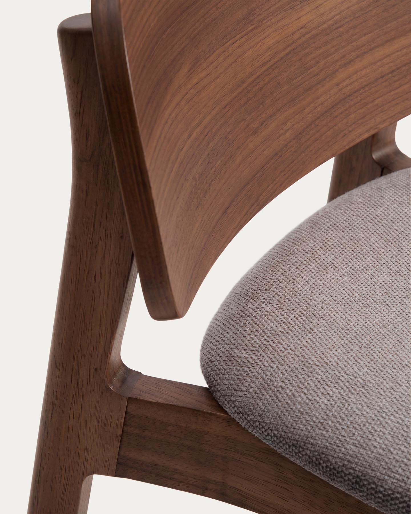 Hocker Ludara aus Eichenfurnier mit Nussbaumfinish und brauner Chenille, 65 cm in Braun präsentiert im Onlineshop von KAQTU Design AG. Barhocker ist von Kave Home