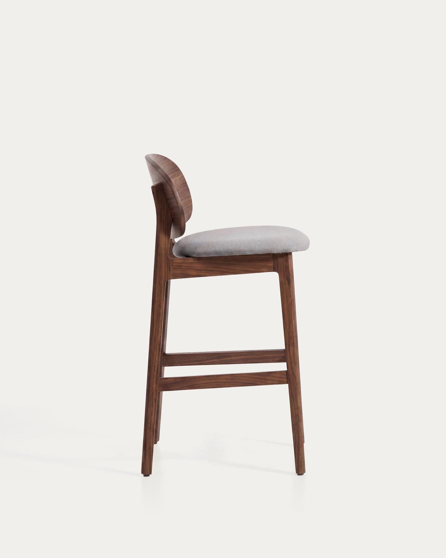 Hocker Ludara aus Eichenfurnier mit Nussbaumfinish und brauner Chenille, 65 cm in Braun präsentiert im Onlineshop von KAQTU Design AG. Barhocker ist von Kave Home