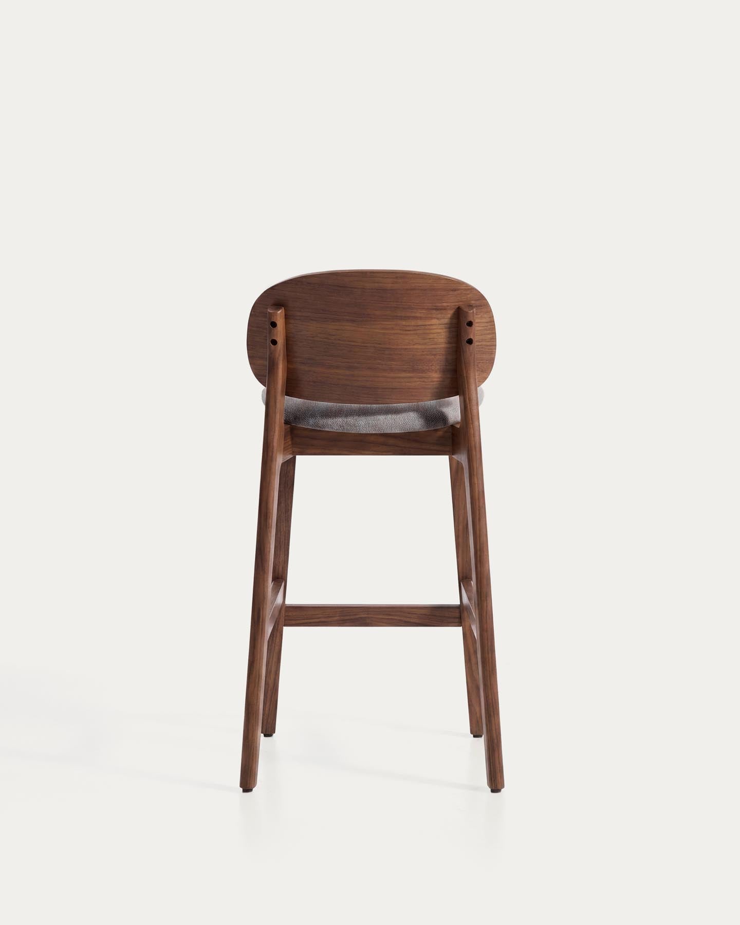 Hocker Ludara aus Eichenfurnier mit Nussbaumfinish und brauner Chenille, 65 cm in Braun präsentiert im Onlineshop von KAQTU Design AG. Barhocker ist von Kave Home