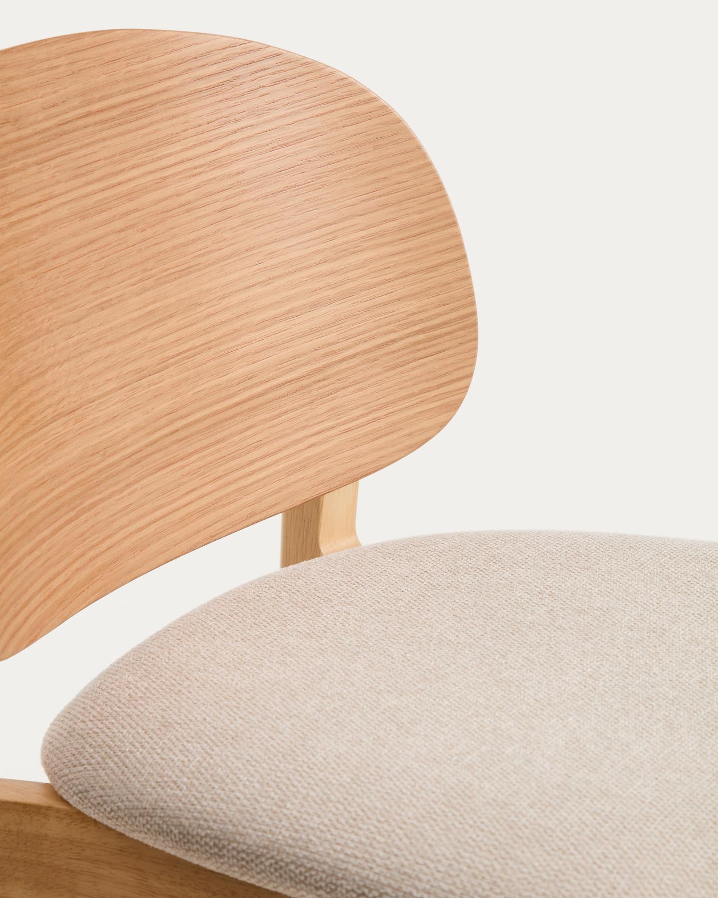 Hocker Ludara aus Eichenfurnier mit beiger Chenille, 65 cm in Natur präsentiert im Onlineshop von KAQTU Design AG. Barhocker ist von Kave Home