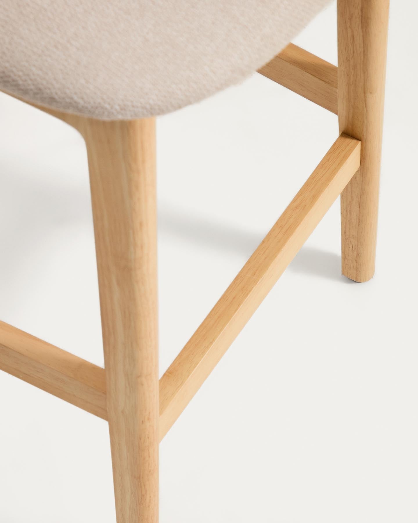 Hocker Ludara aus Eichenfurnier mit beiger Chenille, 65 cm in Natur präsentiert im Onlineshop von KAQTU Design AG. Barhocker ist von Kave Home