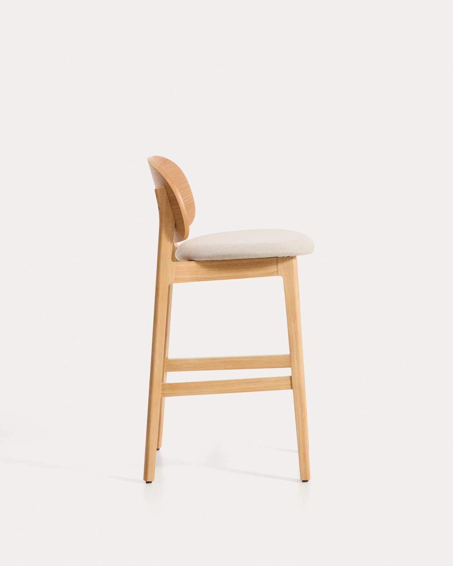 Hocker Ludara aus Eichenfurnier mit beiger Chenille, 65 cm in Natur präsentiert im Onlineshop von KAQTU Design AG. Barhocker ist von Kave Home