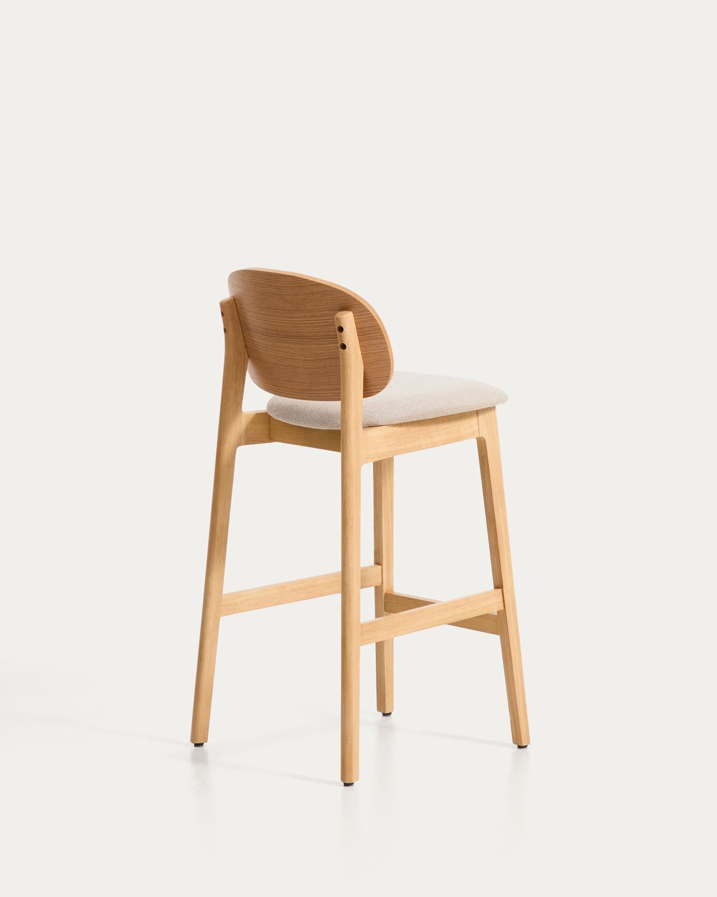 Hocker Ludara aus Eichenfurnier mit beiger Chenille, 65 cm in Natur präsentiert im Onlineshop von KAQTU Design AG. Barhocker ist von Kave Home