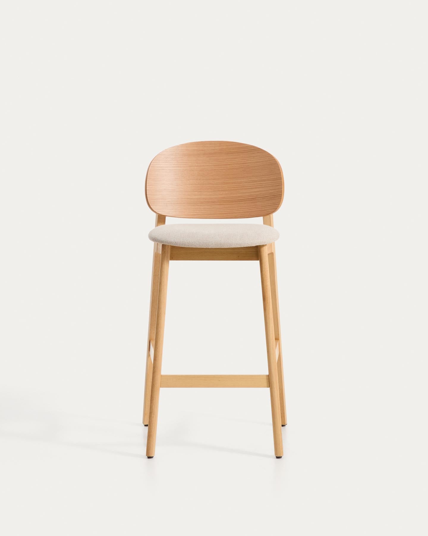 Hocker Ludara aus Eichenfurnier mit beiger Chenille, 65 cm in Natur präsentiert im Onlineshop von KAQTU Design AG. Barhocker ist von Kave Home