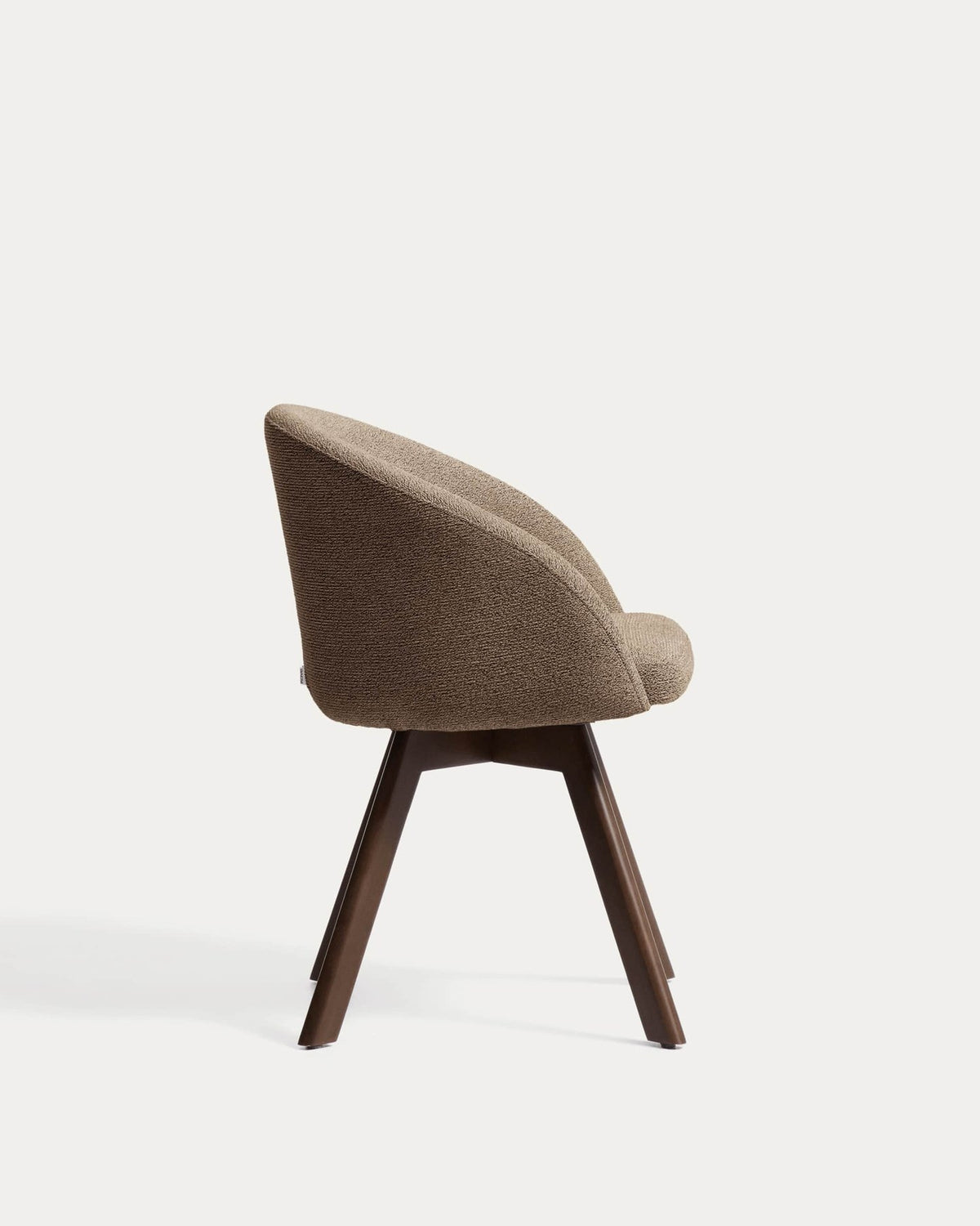 Marvin Drehstuhl mit brauner Chenille Beine aus massiver Buche mit Nussholzfinish FSC 100% in Braun präsentiert im Onlineshop von KAQTU Design AG. Dreh-Schalenstuhl mit Armlehnen ist von Kave Home