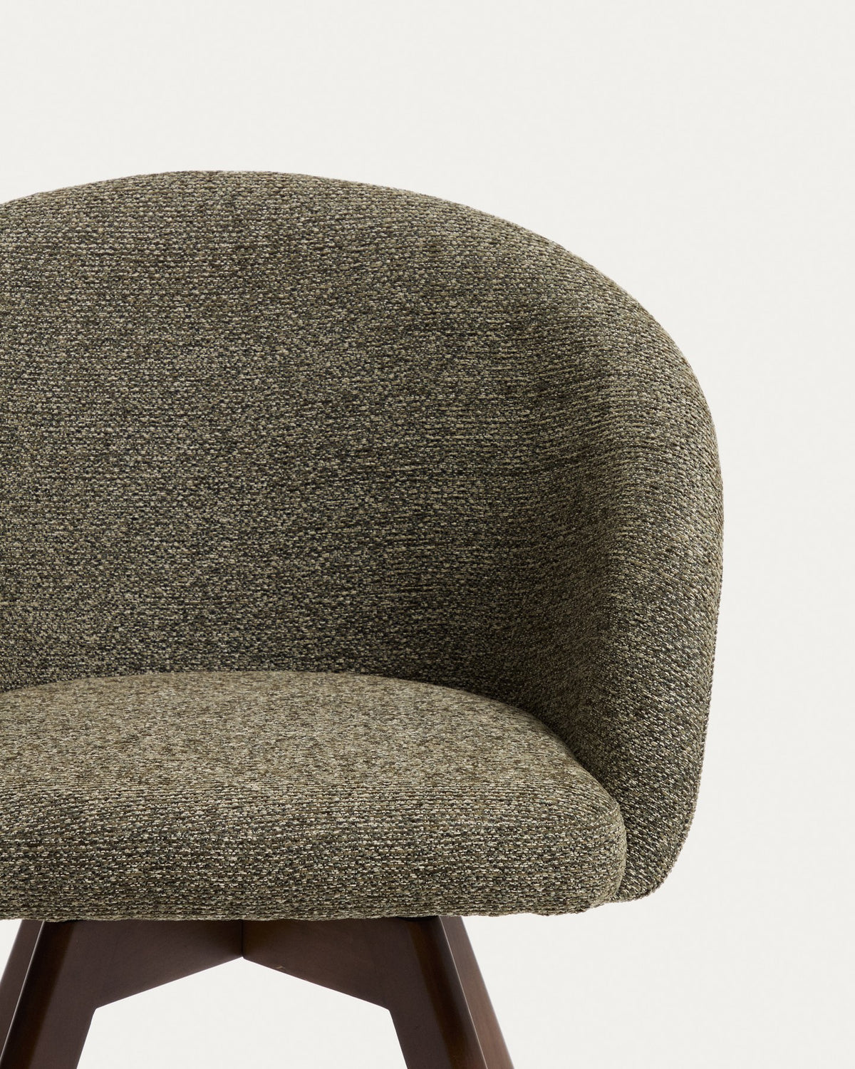 Drehstuhl Marvin mit grünem Chenille-Bezug, geschwungener Rückenlehne und Beinen aus massivem Buchenholz im Nussholzfinish.