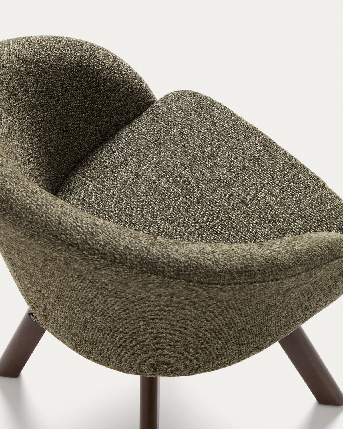 Drehstuhl Marvin mit grünem Chenille-Bezug, geschwungener Rückenlehne und Beinen aus massivem Buchenholz im Nussholzfinish.