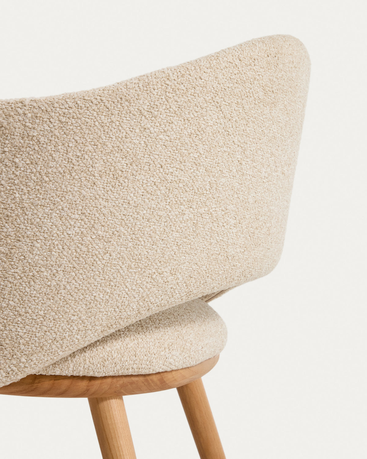 Beiger Stuhl Maina mit Chenille-Bezug, geschwungenen Armlehnen und Beinen aus Eschenholz