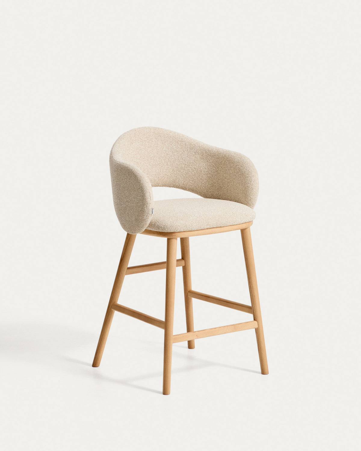 Barhocker Maina in Beige mit Chenille-Bezug, geschwungener Lehne und Beinen aus Eschenholz