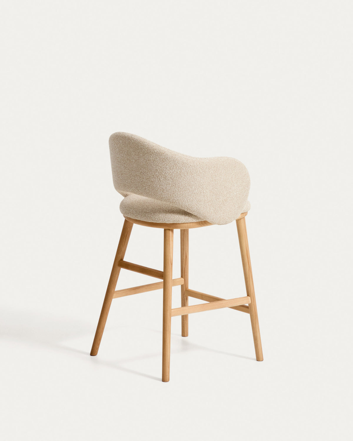 Barhocker Maina in Beige mit Chenille-Bezug, geschwungener Lehne und Beinen aus Eschenholz